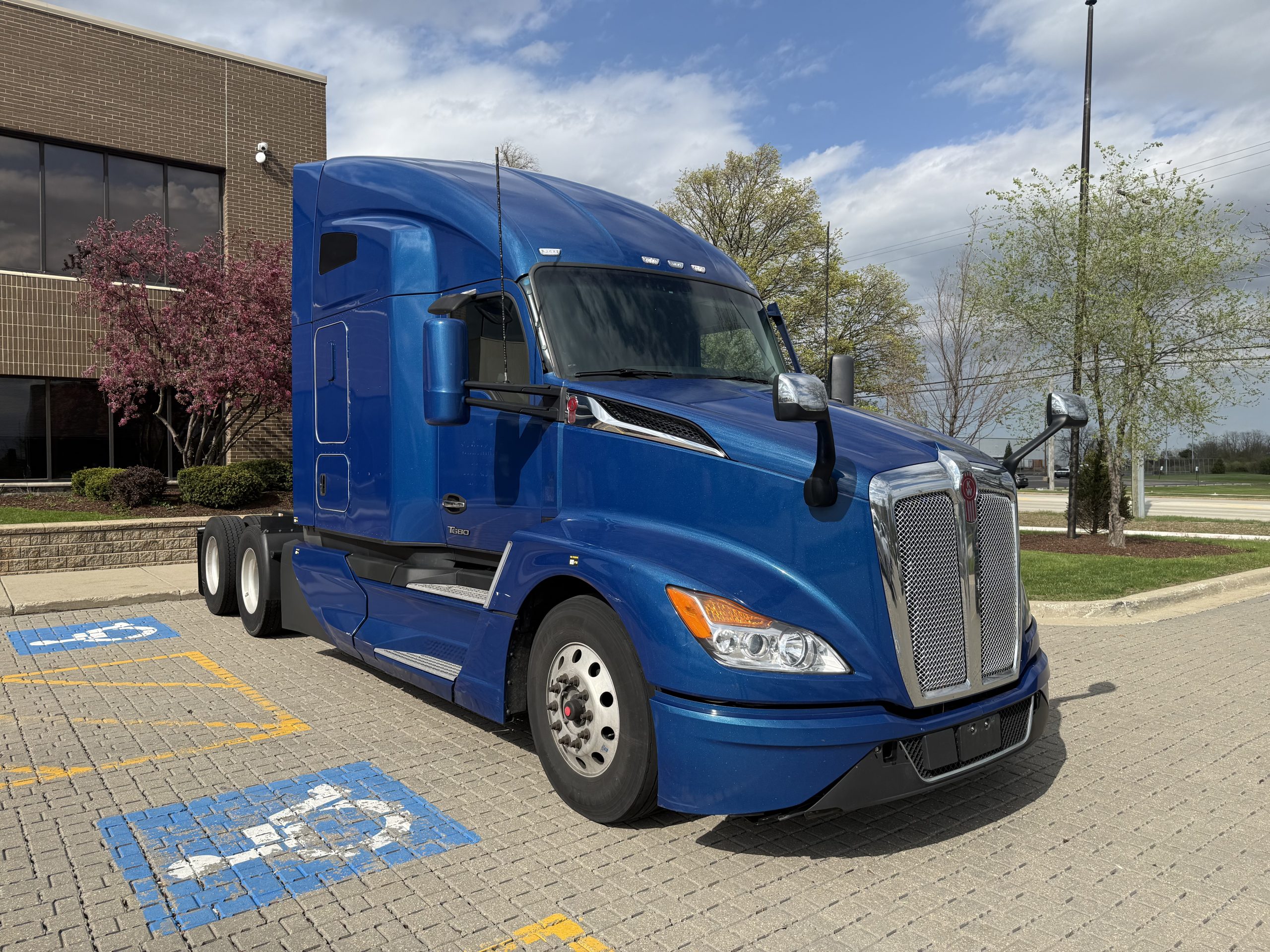 2023 Kenworth T680 - image 3