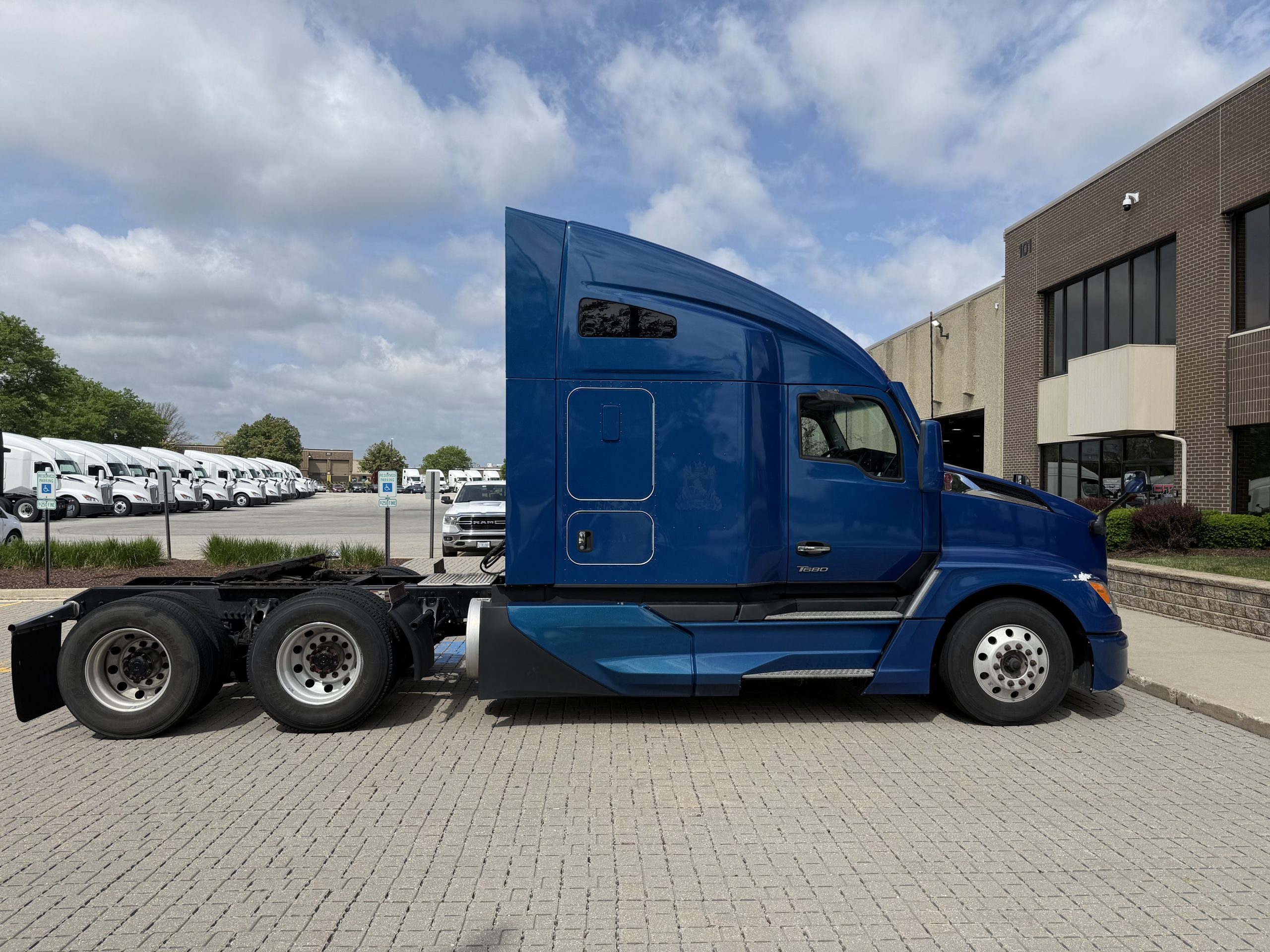 2023 Kenworth T680 in Wood Dale, IL, IL — photo 6