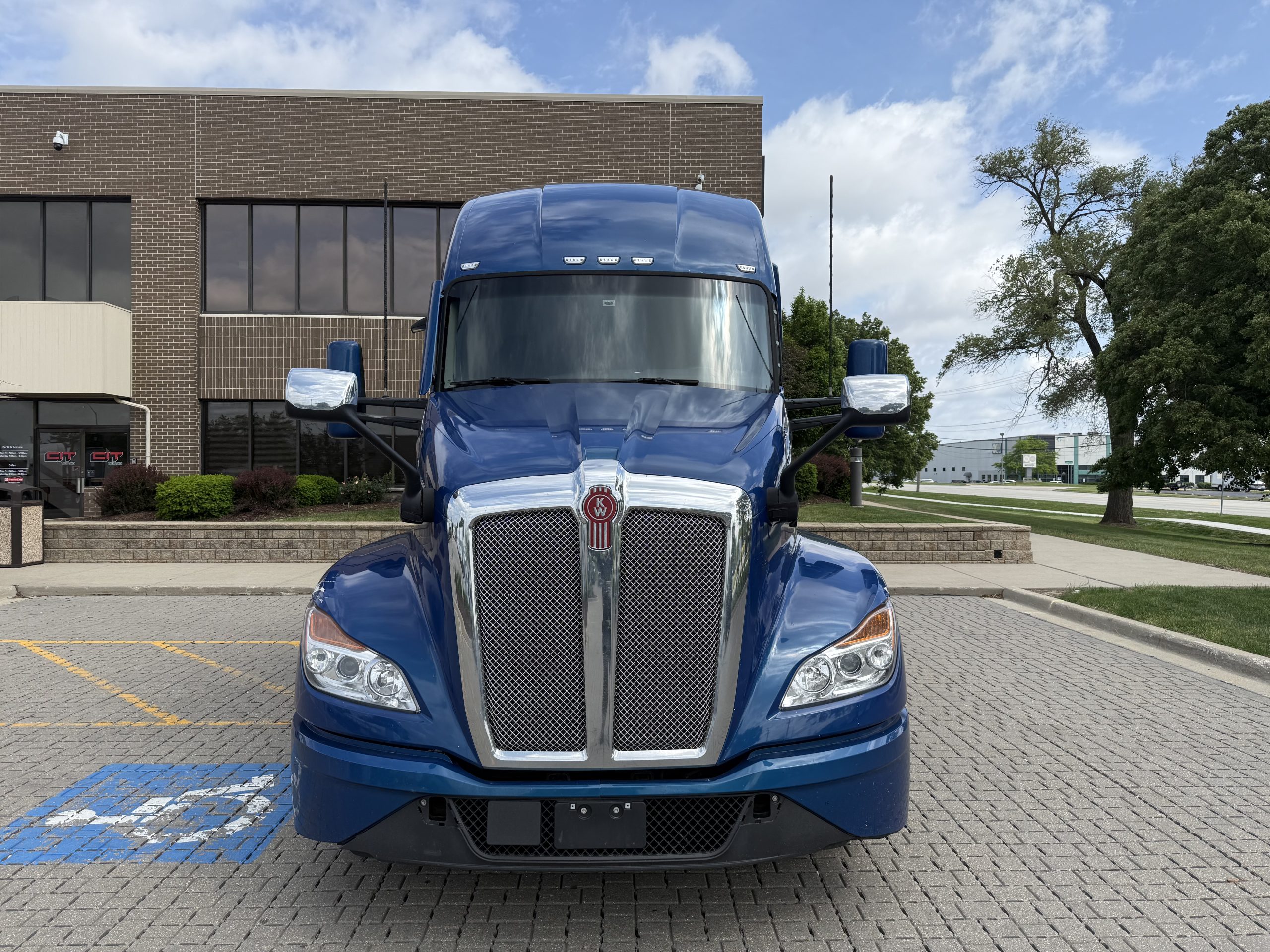 2023 Kenworth T680 in Wood Dale, IL, IL — photo 4