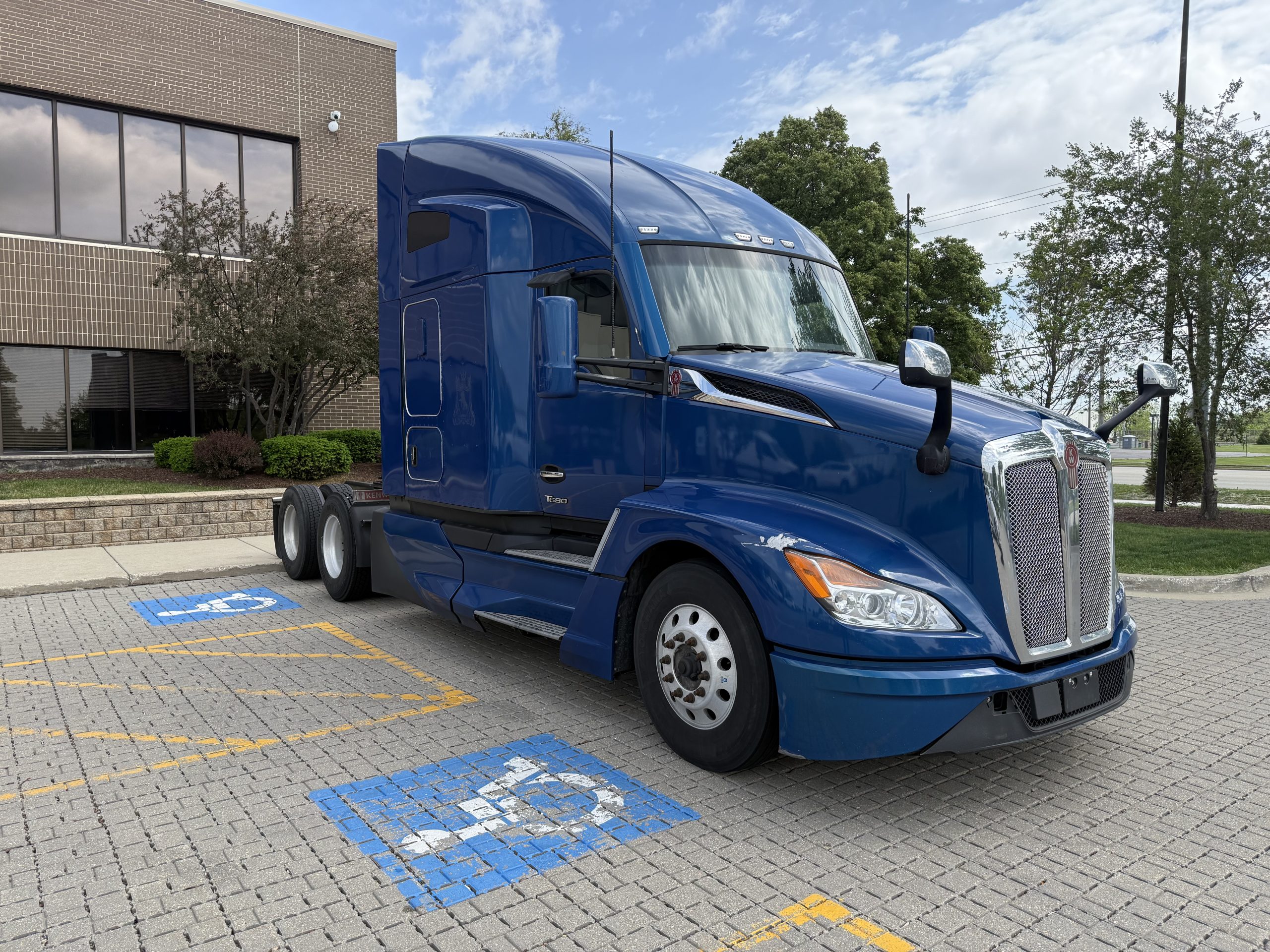 2023 Kenworth T680 in Wood Dale, IL, IL — photo 5