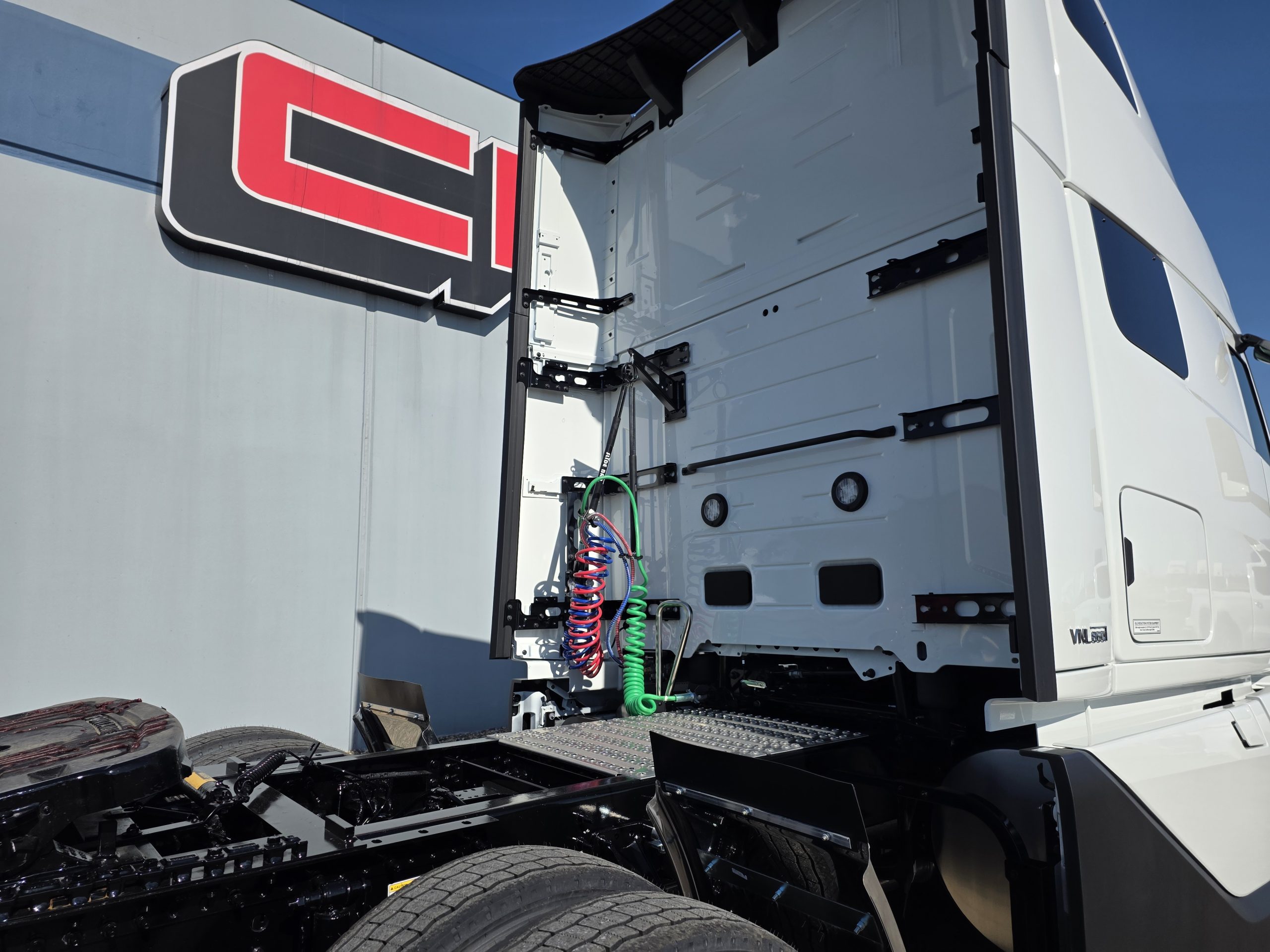 2027 VOLVO VNL860 - image 5 of 6