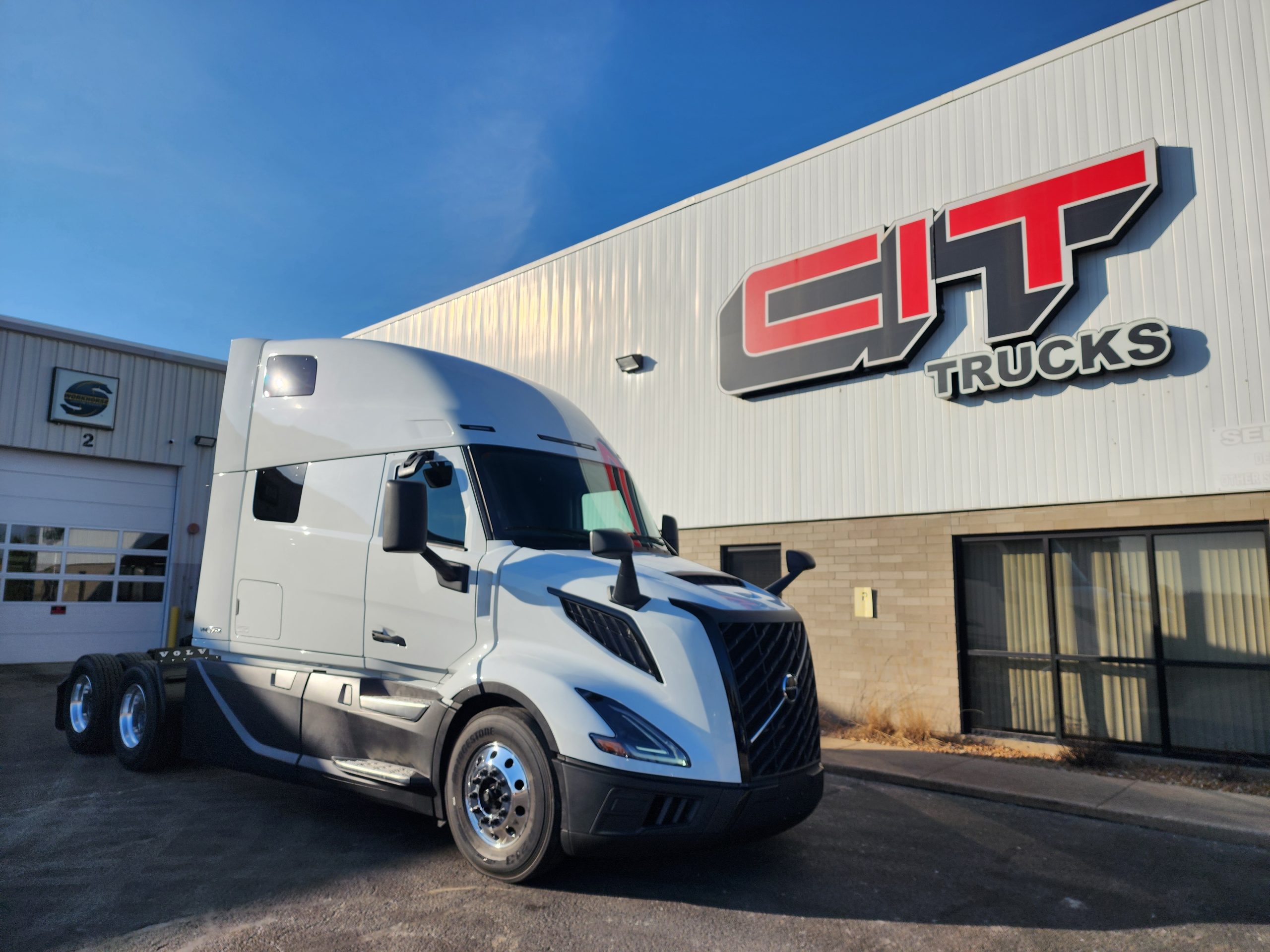 2026 Volvo VNL 860 - image 2