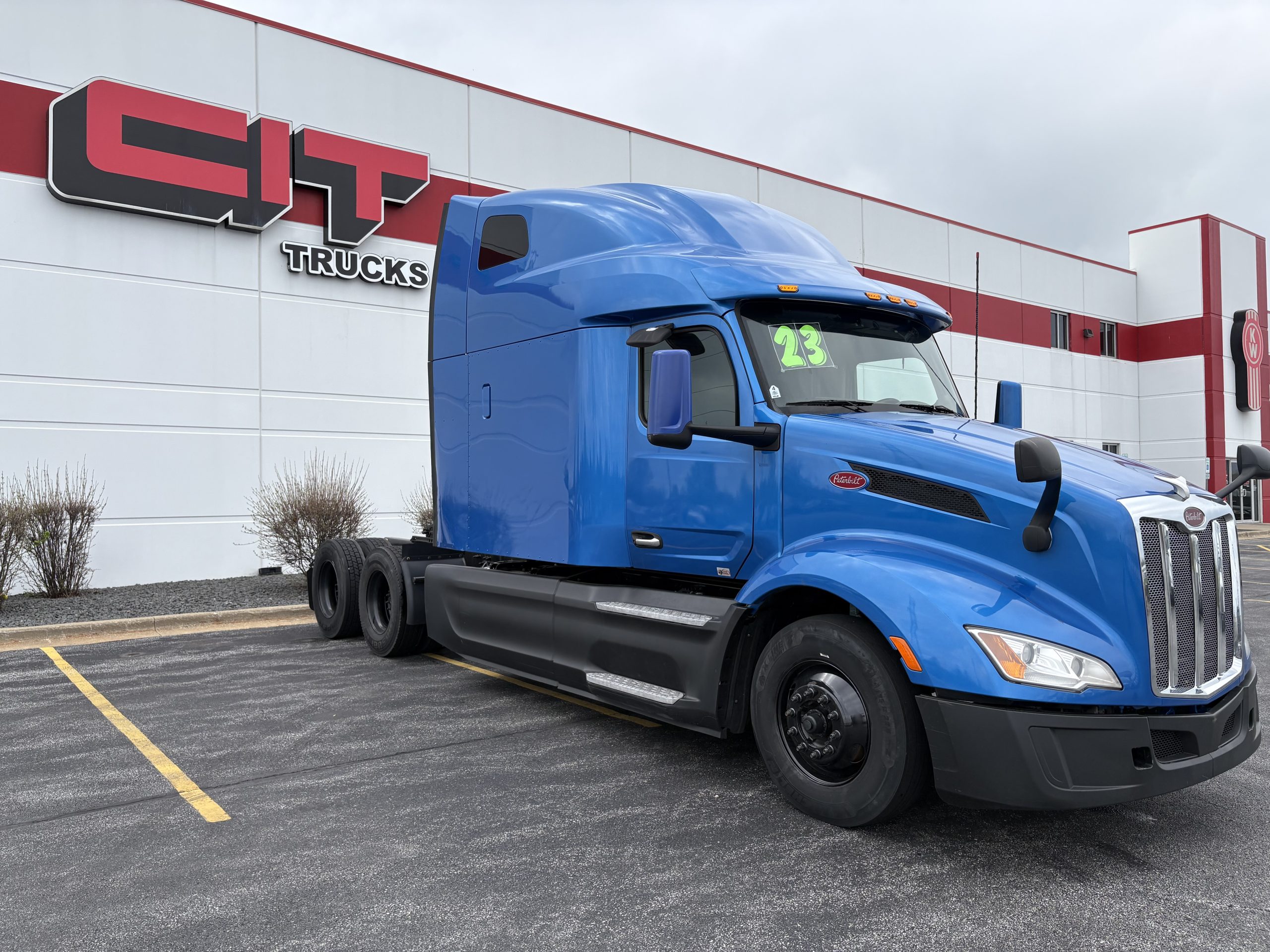 2023 Peterbilt 579 - image 3