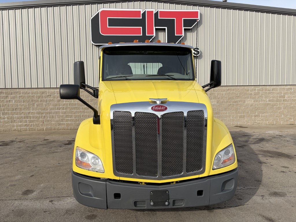 2021 PETERBILT 579 - image 2 of 6
