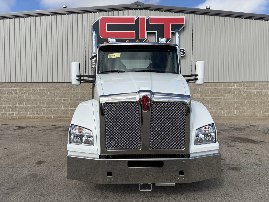 2027 Kenworth T880 - image 2