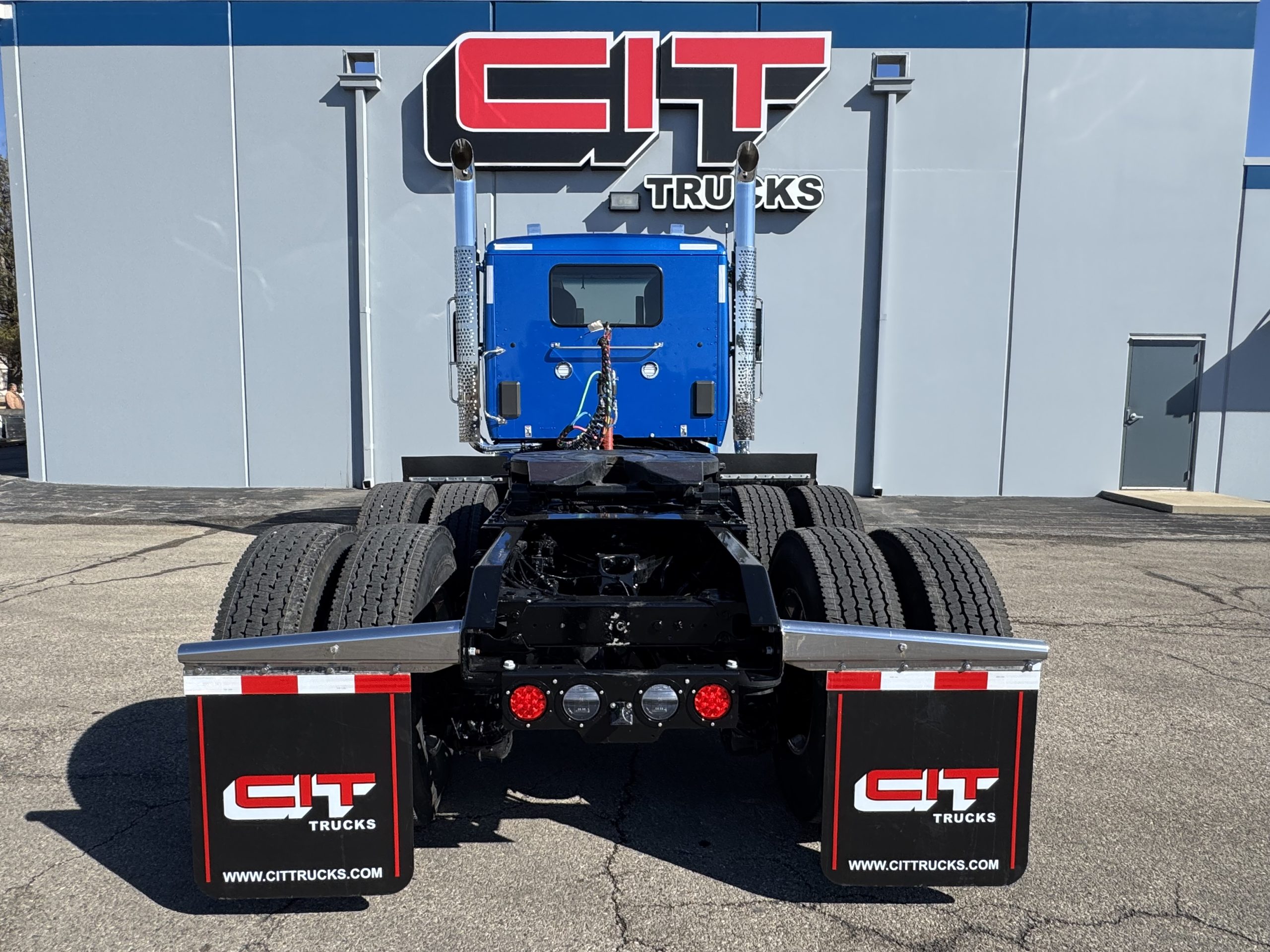 2027 Kenworth W990 - image 5