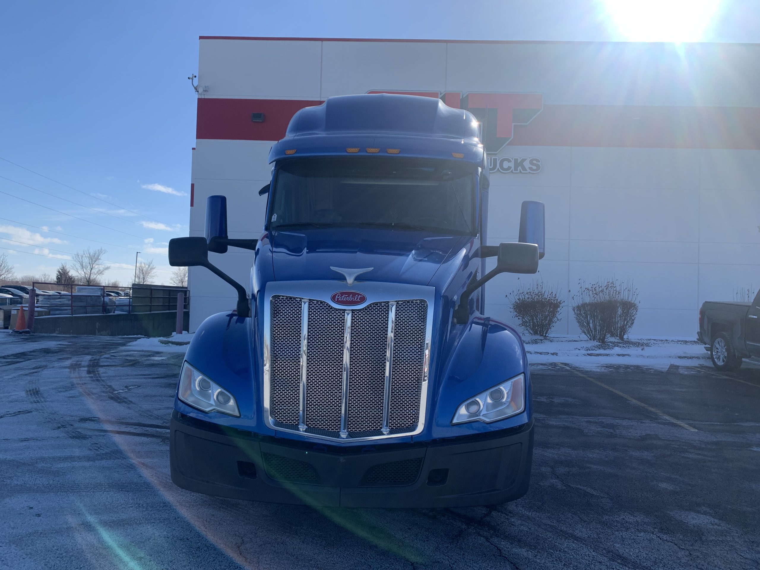 2023 PETERBILT 579 - image 2 of 6