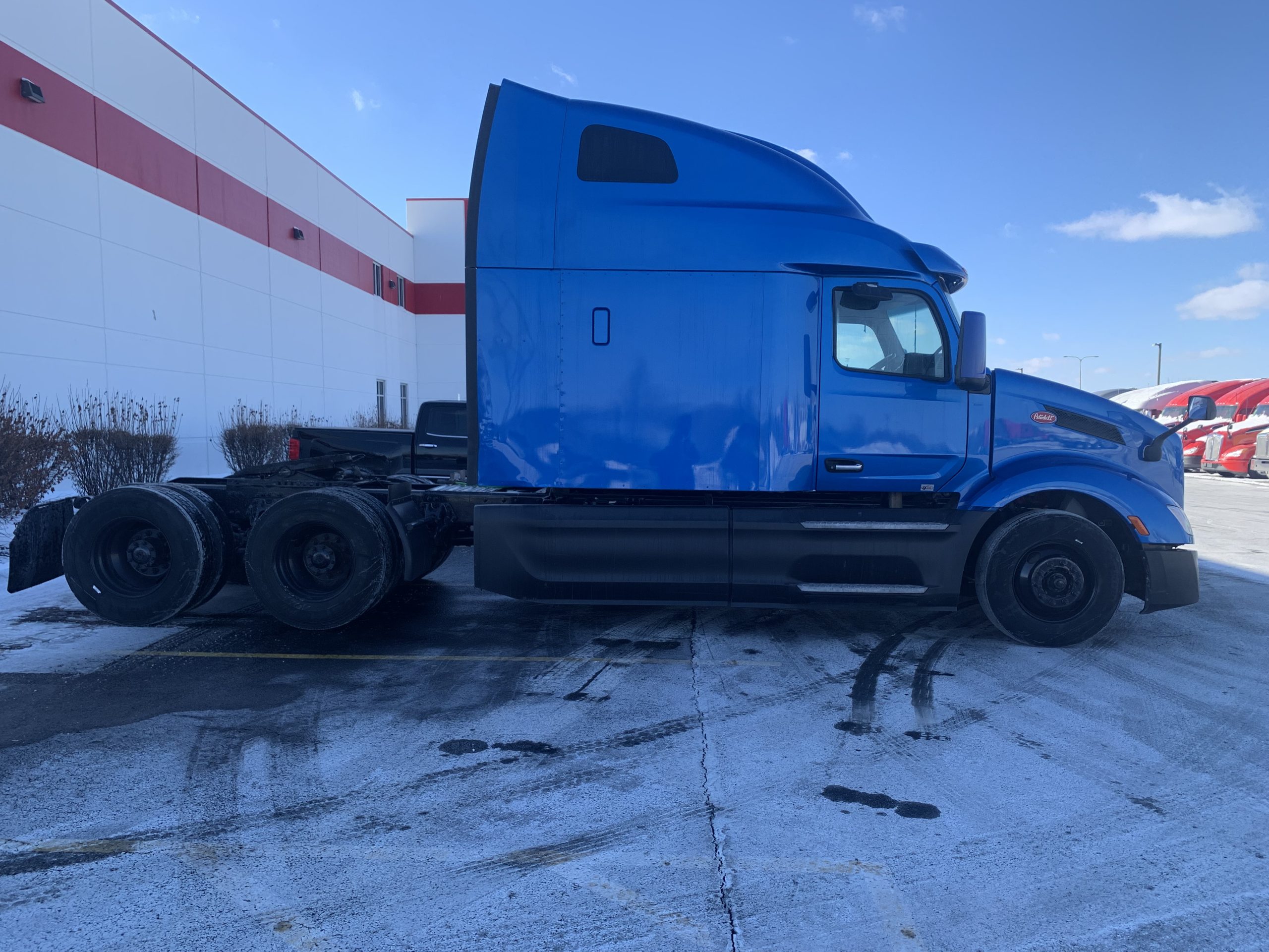 2023 PETERBILT 579 - image 4 of 6