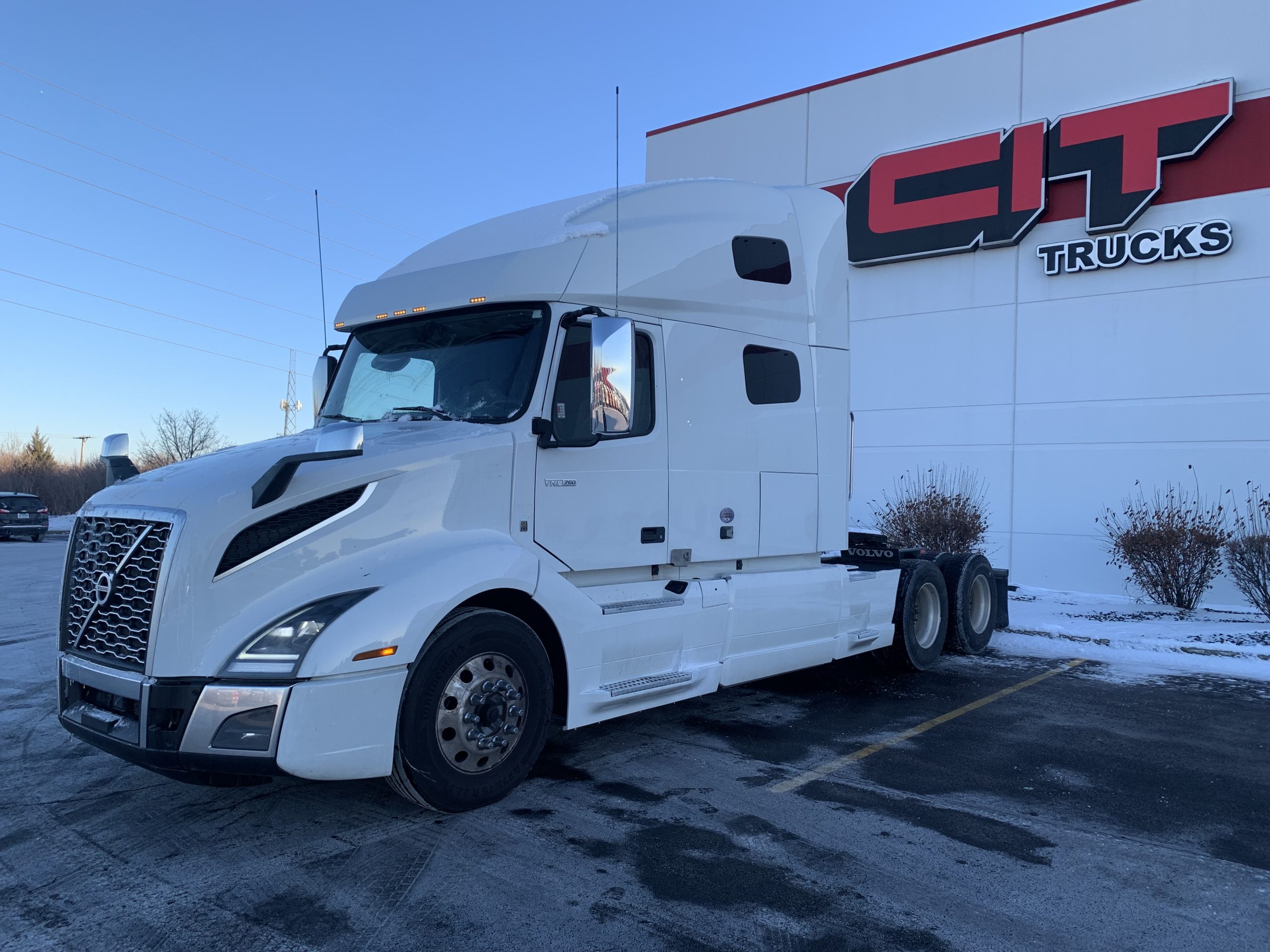 2022 VOLVO VNL760 - image 1 of 6