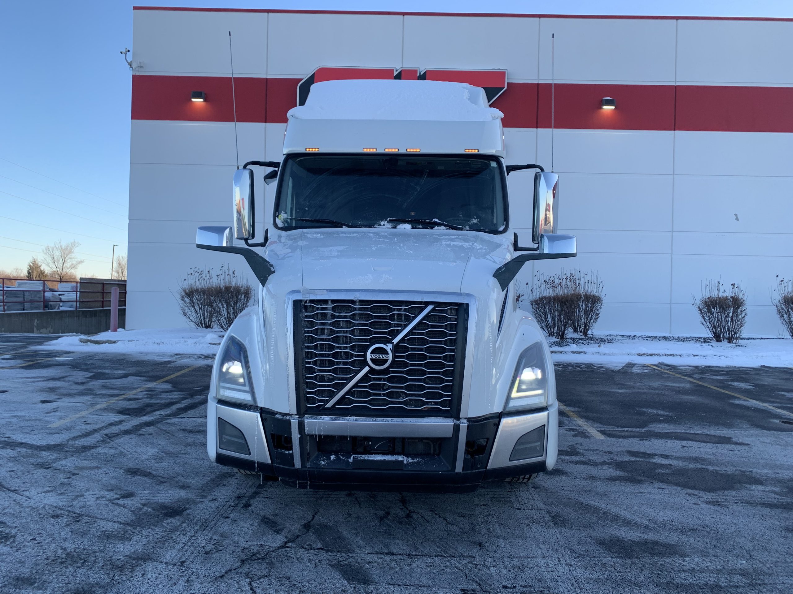 2022 VOLVO VNL760 - image 2 of 6