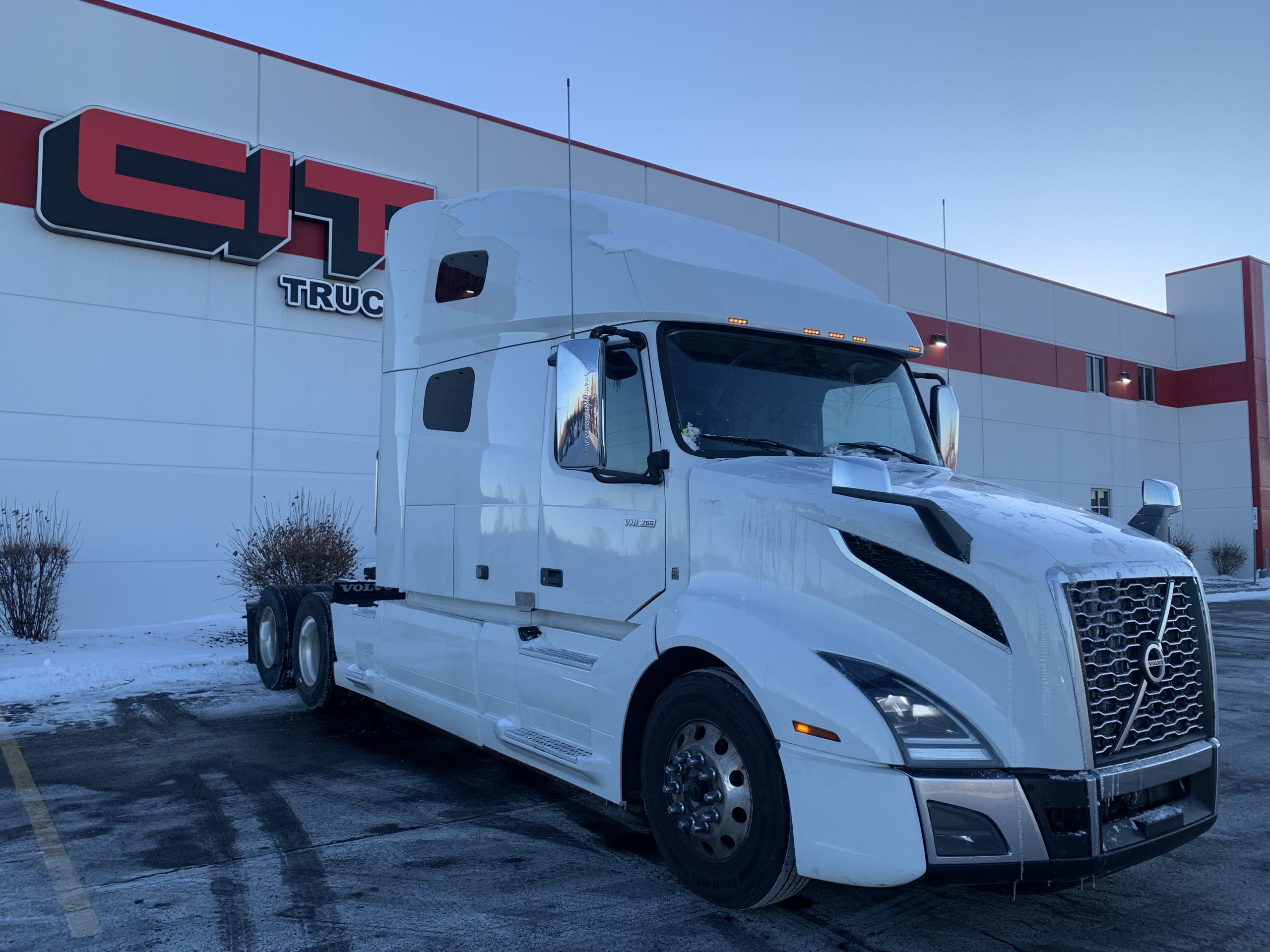 2022 VOLVO VNL760 - image 3 of 6