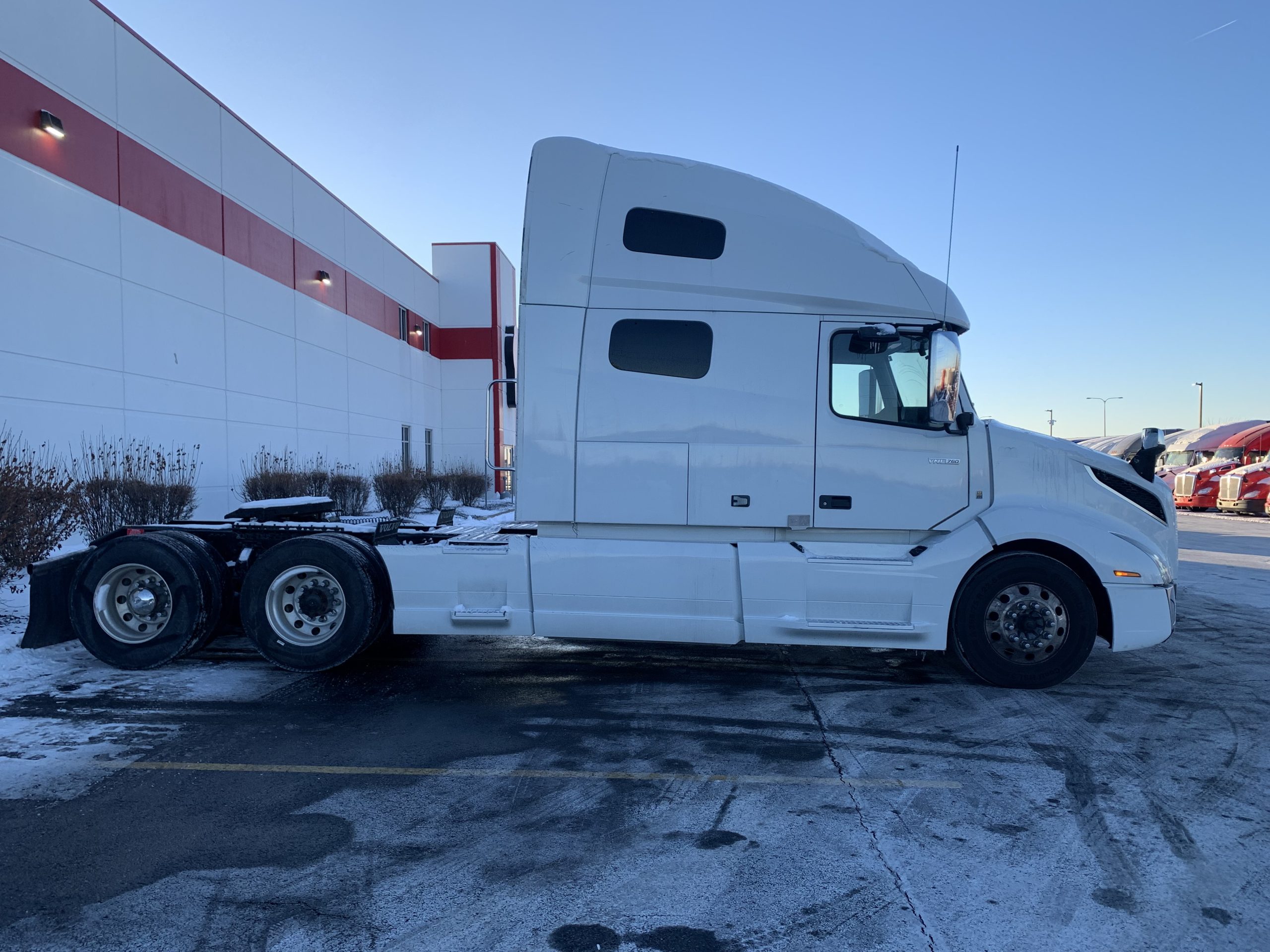 2022 VOLVO VNL760 - image 4 of 6
