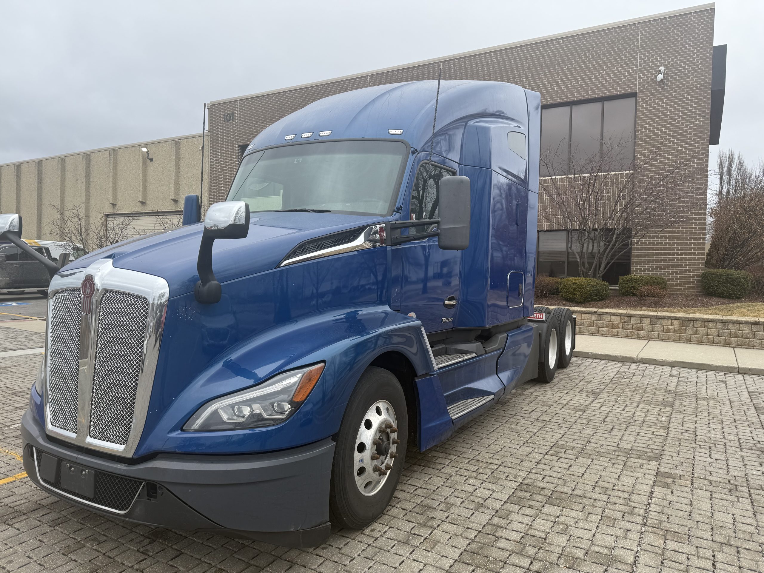 2022 Kenworth T680 - image 1