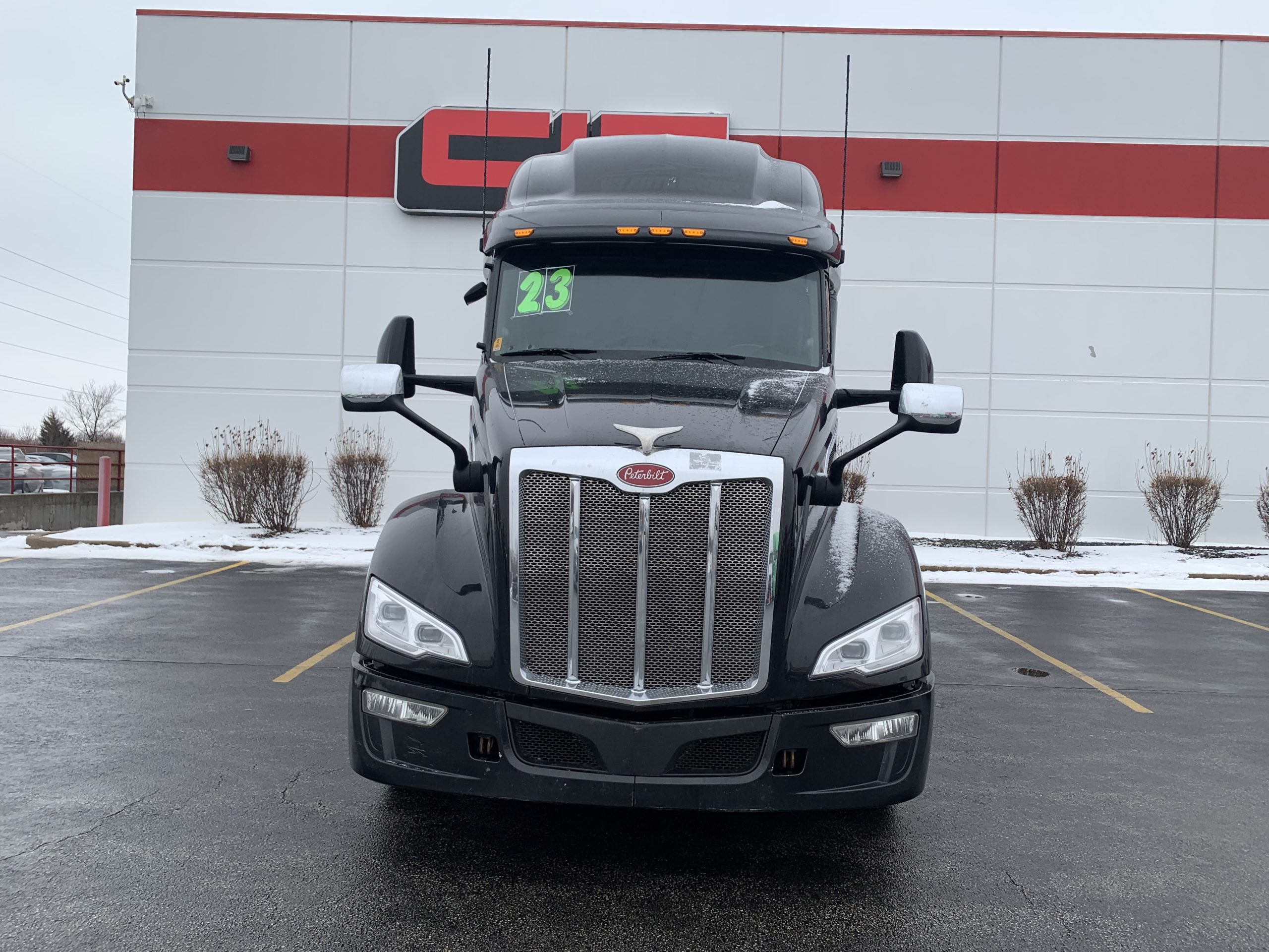 2023 PETERBILT 579 - image 2 of 6