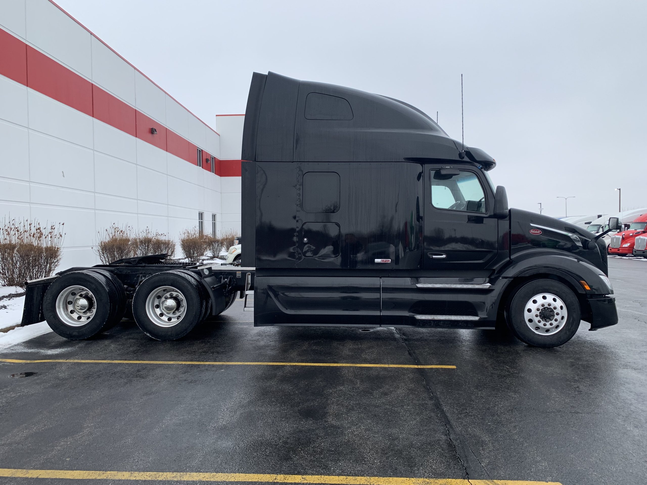 2023 PETERBILT 579 - image 4 of 6