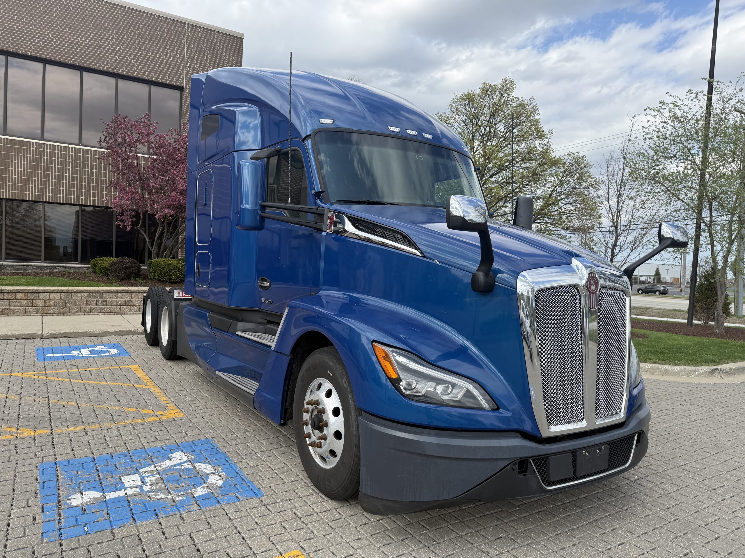 2022 Kenworth T680 - image 3