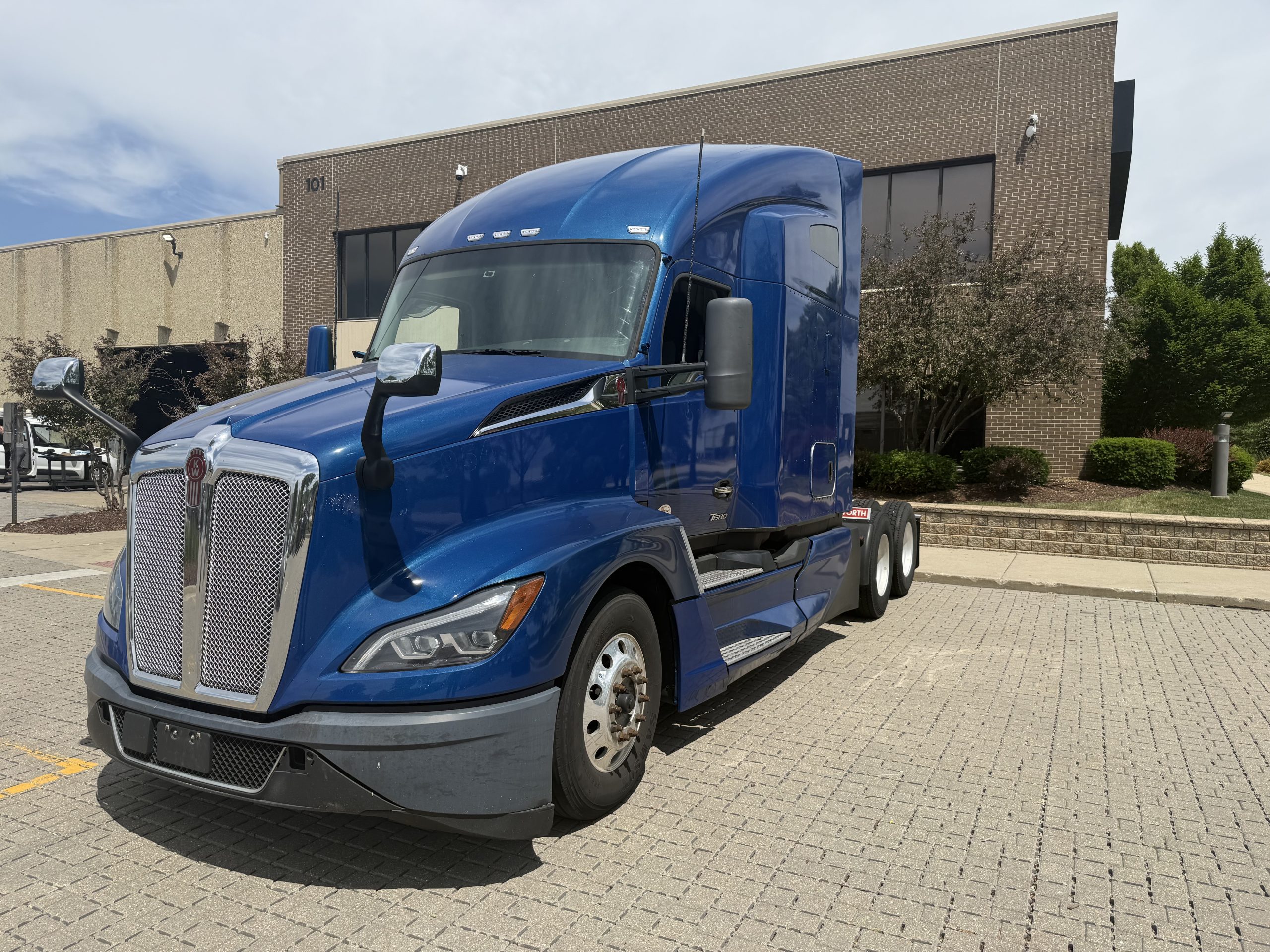 2022 KENWORTH T680 2022 KENWORTH T680 - image 1 of 6