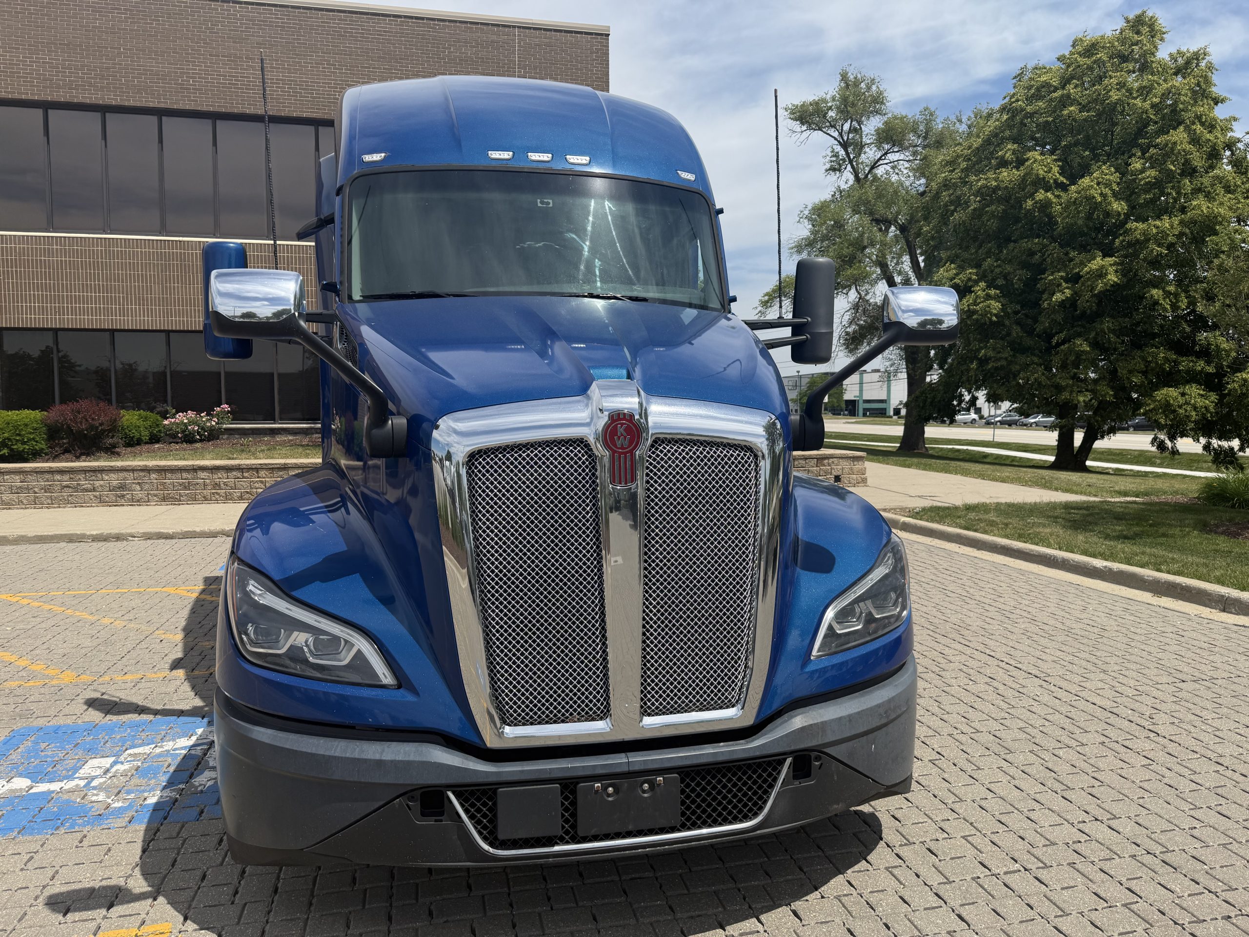 2022 Kenworth T680 in Wood Dale, IL, IL — photo 2