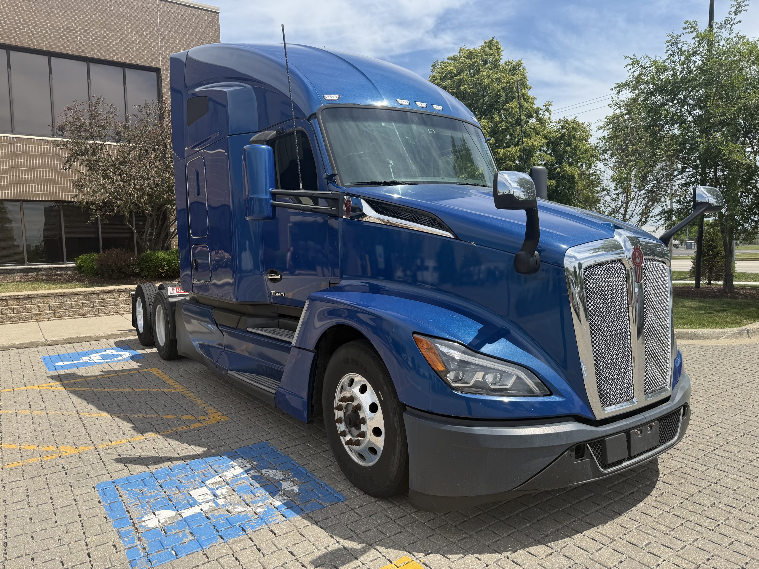2022 Kenworth T680 in Wood Dale, IL, IL — photo 3