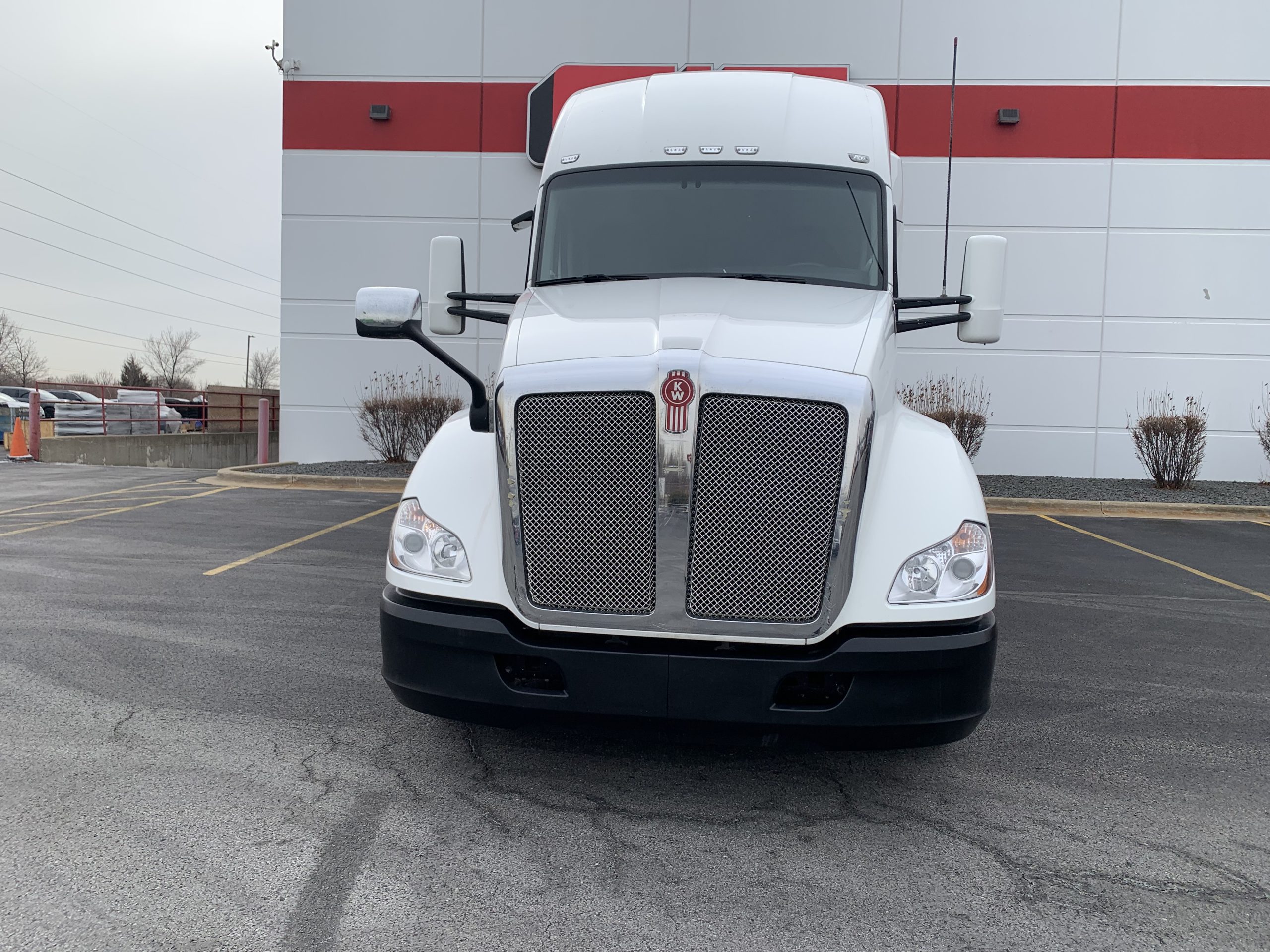 2023 KENWORTH T680 - image 2 of 6