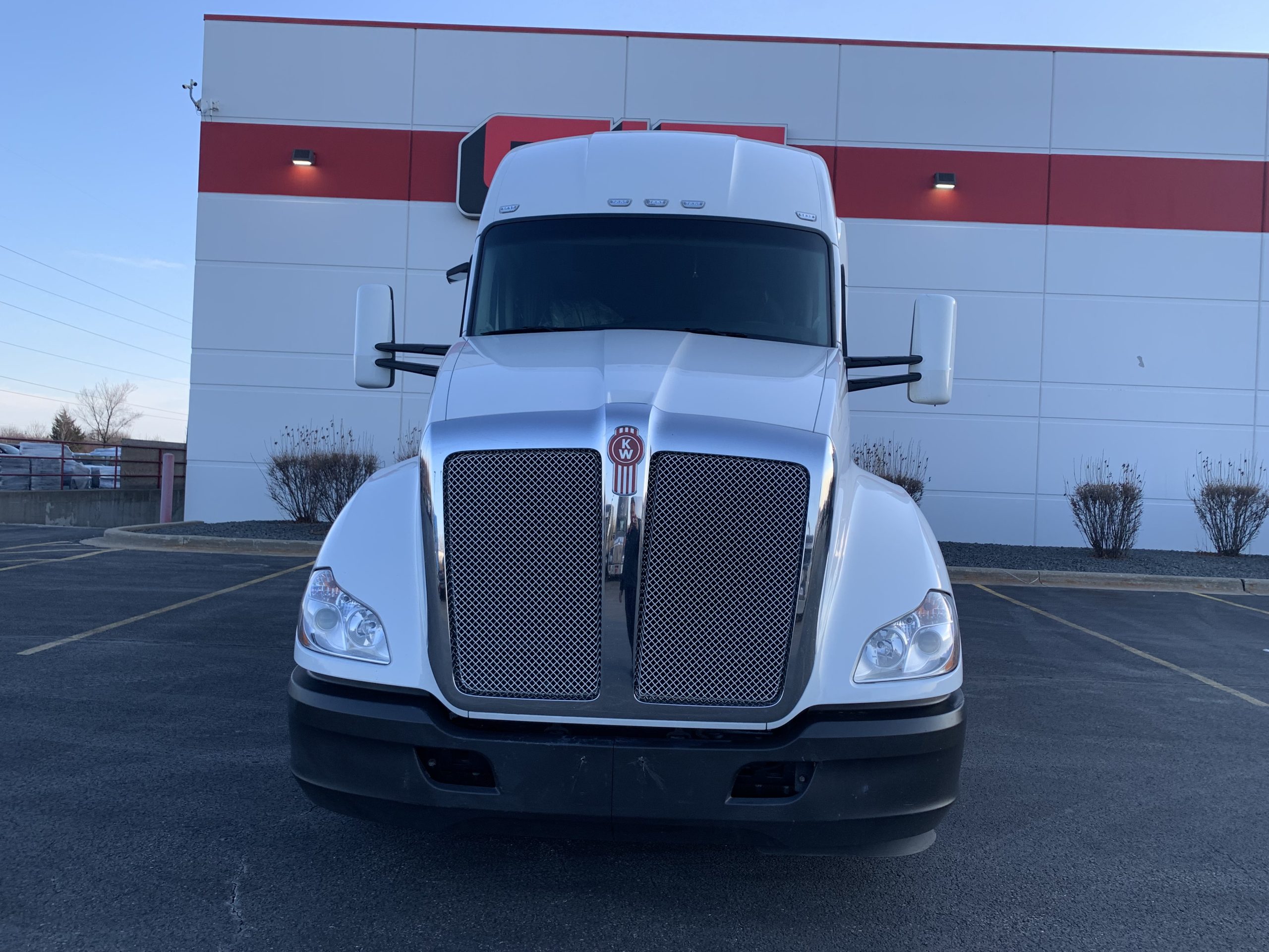 2023 KENWORTH T680 - image 2 of 6