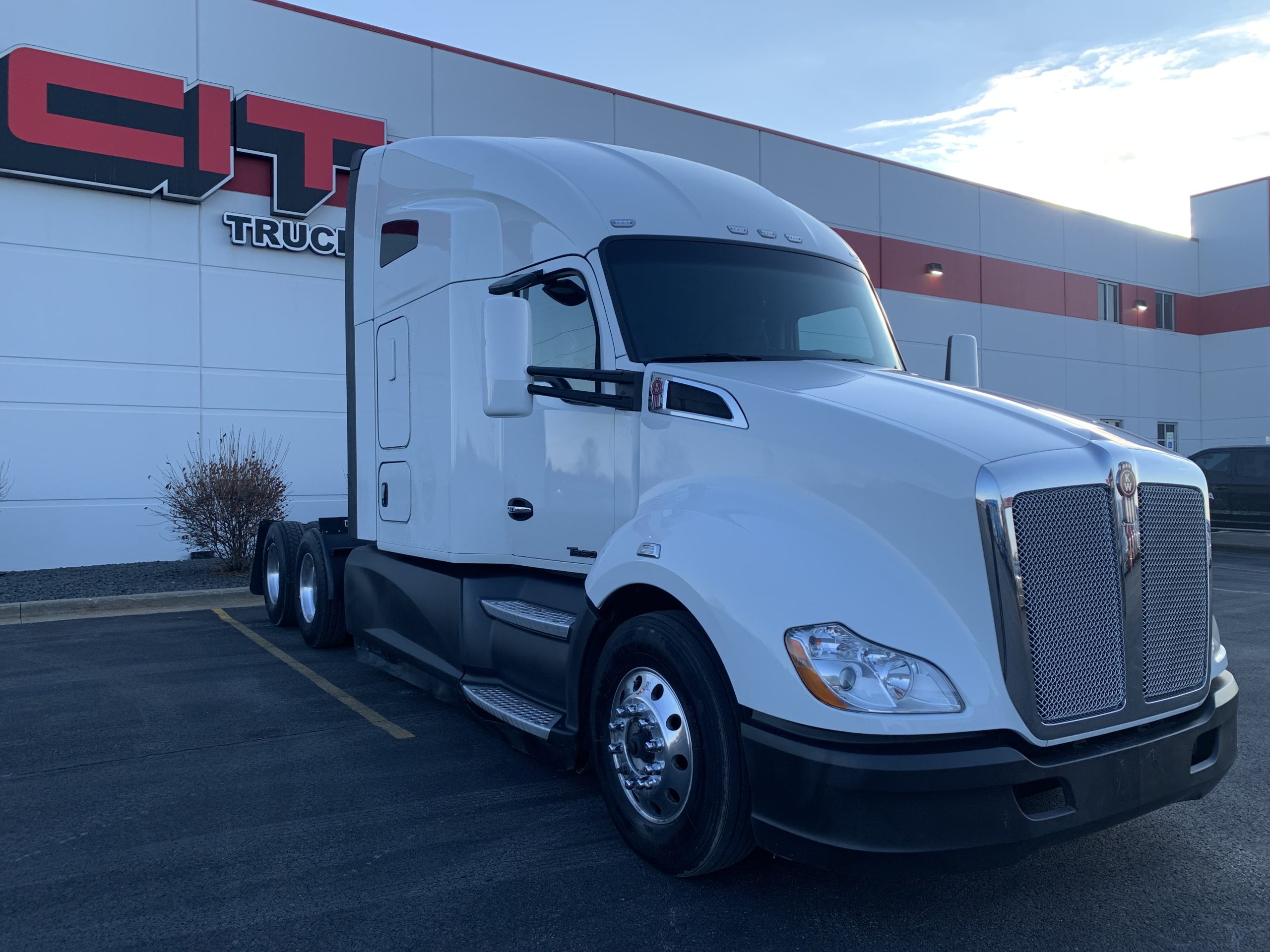 2023 KENWORTH T680 - image 3 of 6
