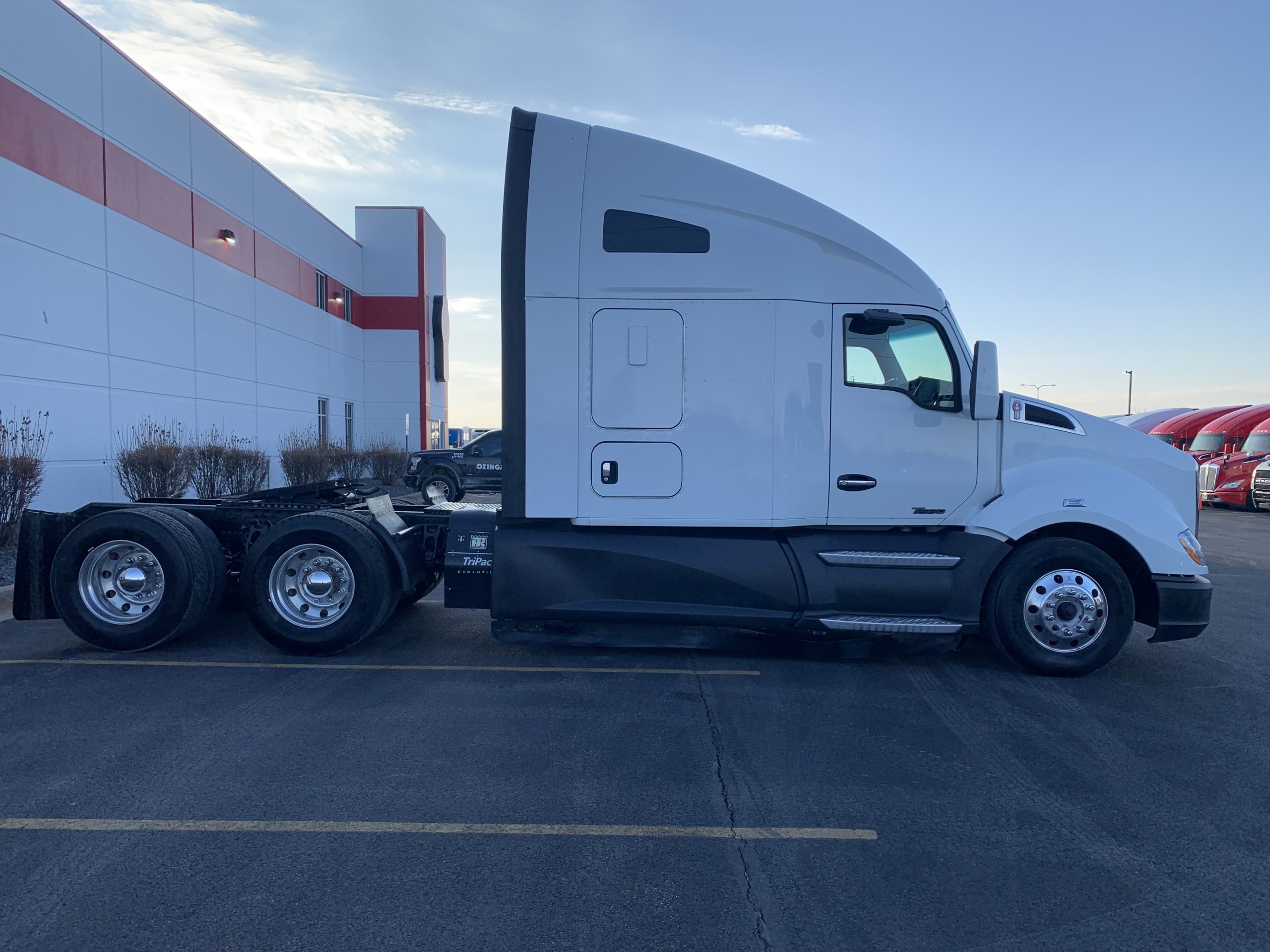2023 KENWORTH T680 - image 4 of 6