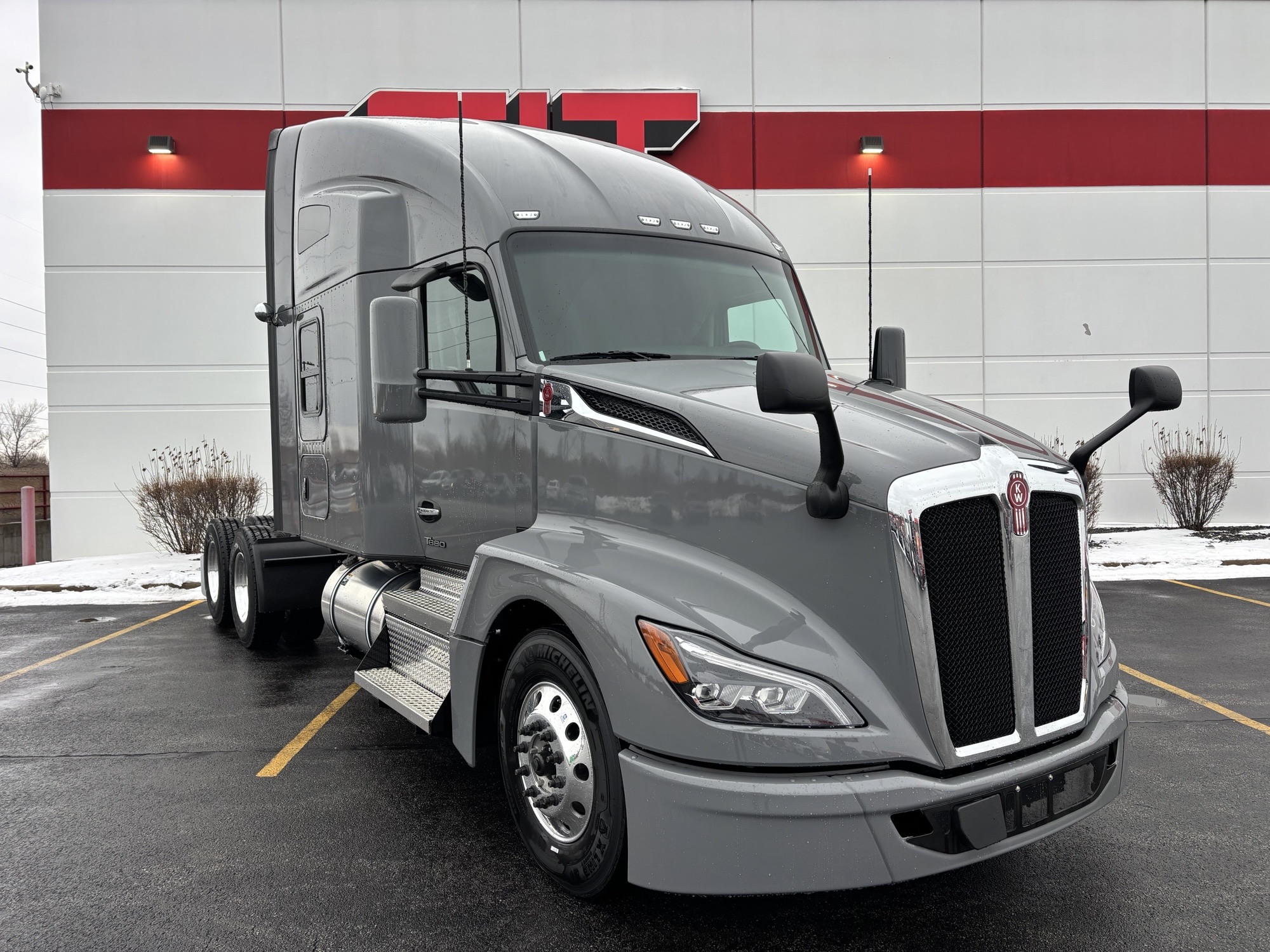 2026 KENWORTH T680 - image 2 of 6