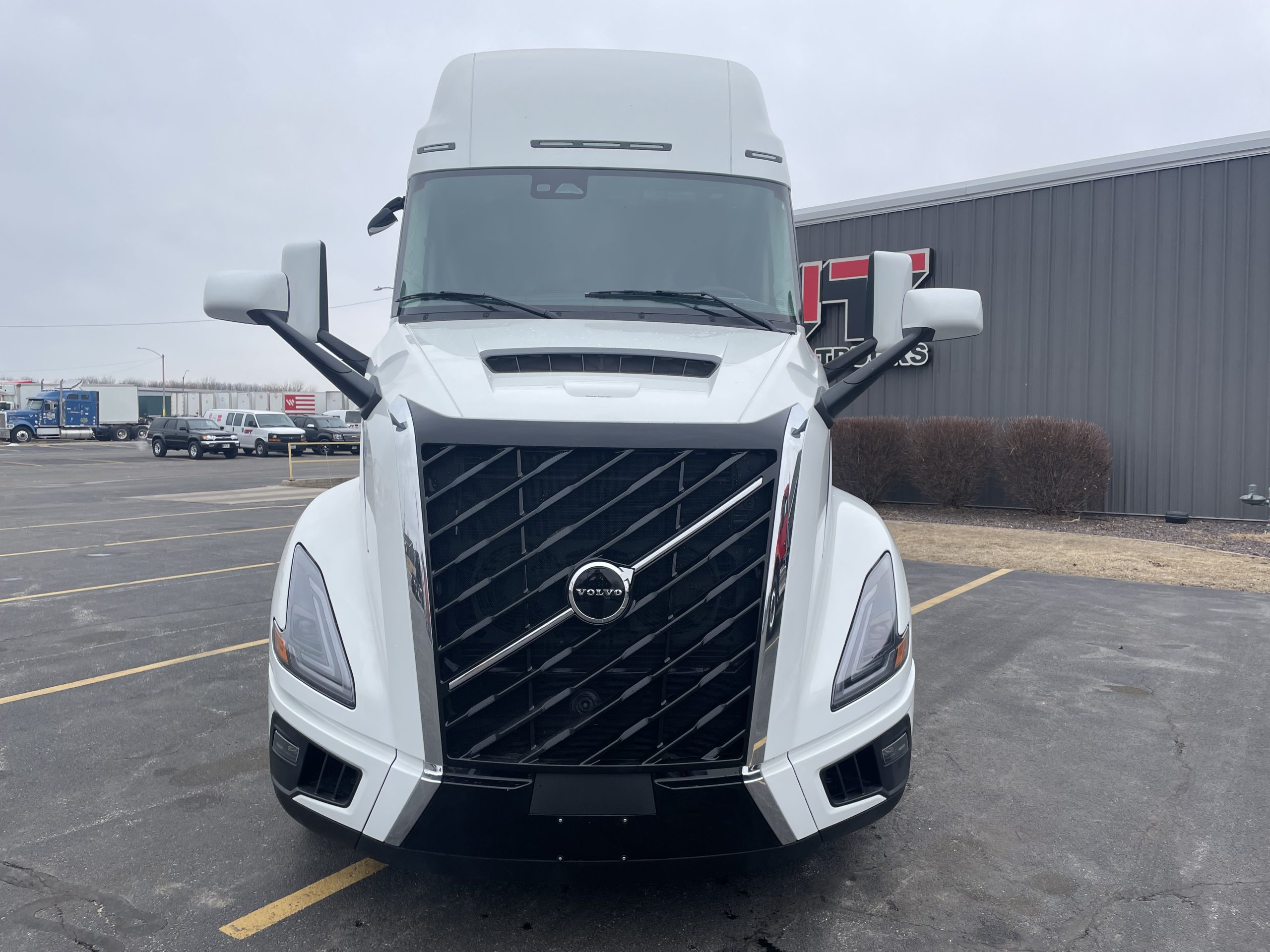 2027 VOLVO VNL860 - image 3 of 6