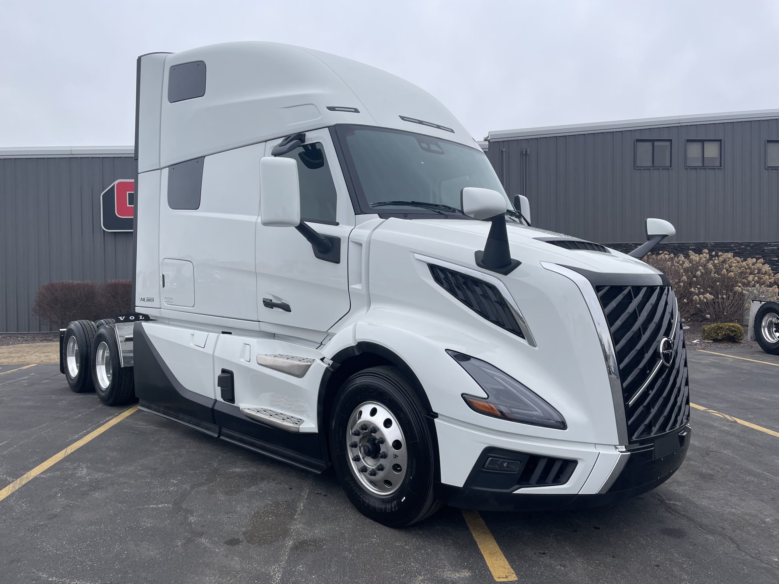 2027 VOLVO VNL860 - image 4 of 6