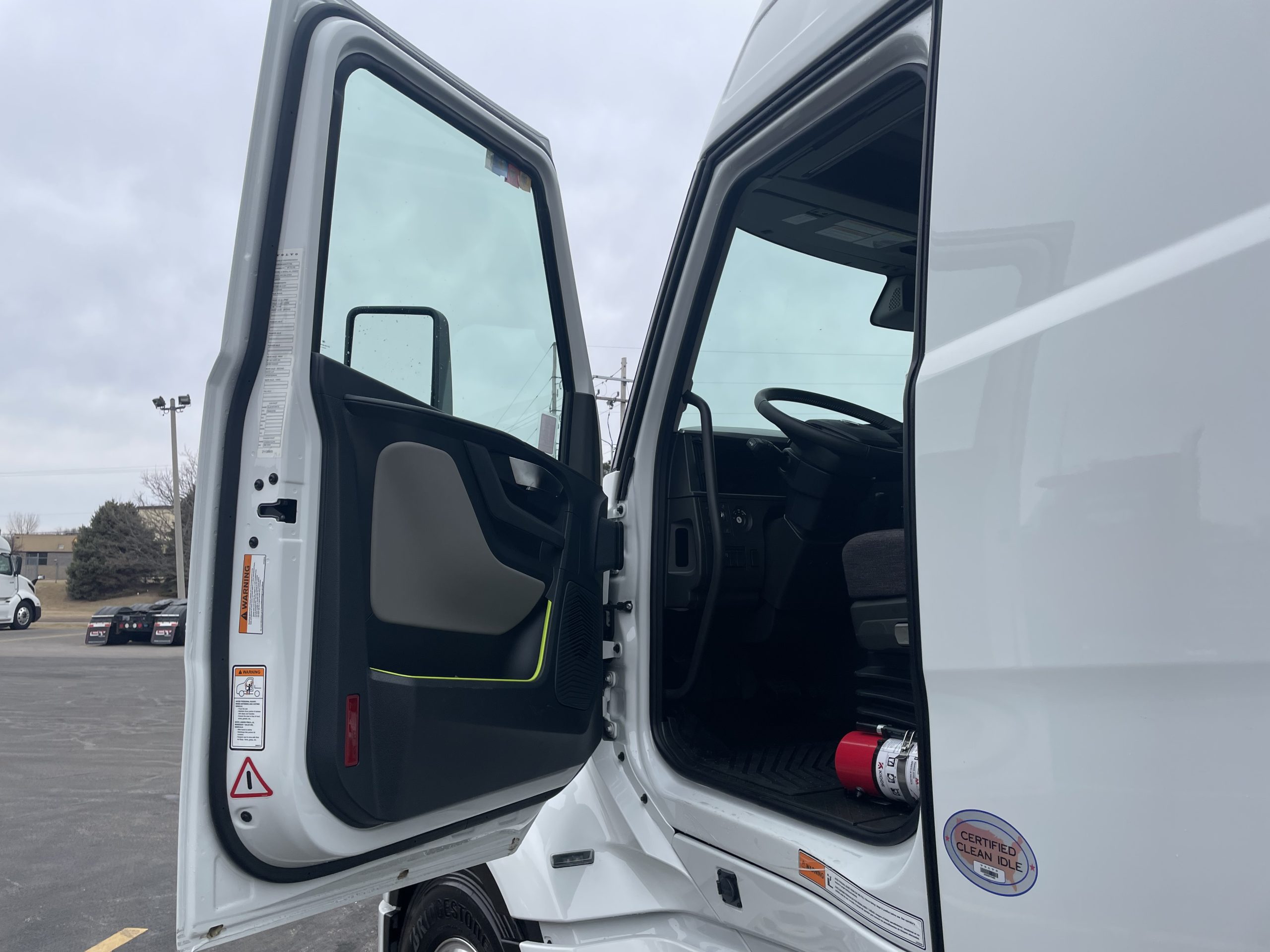 2027 VOLVO VNL860 - image 5 of 6