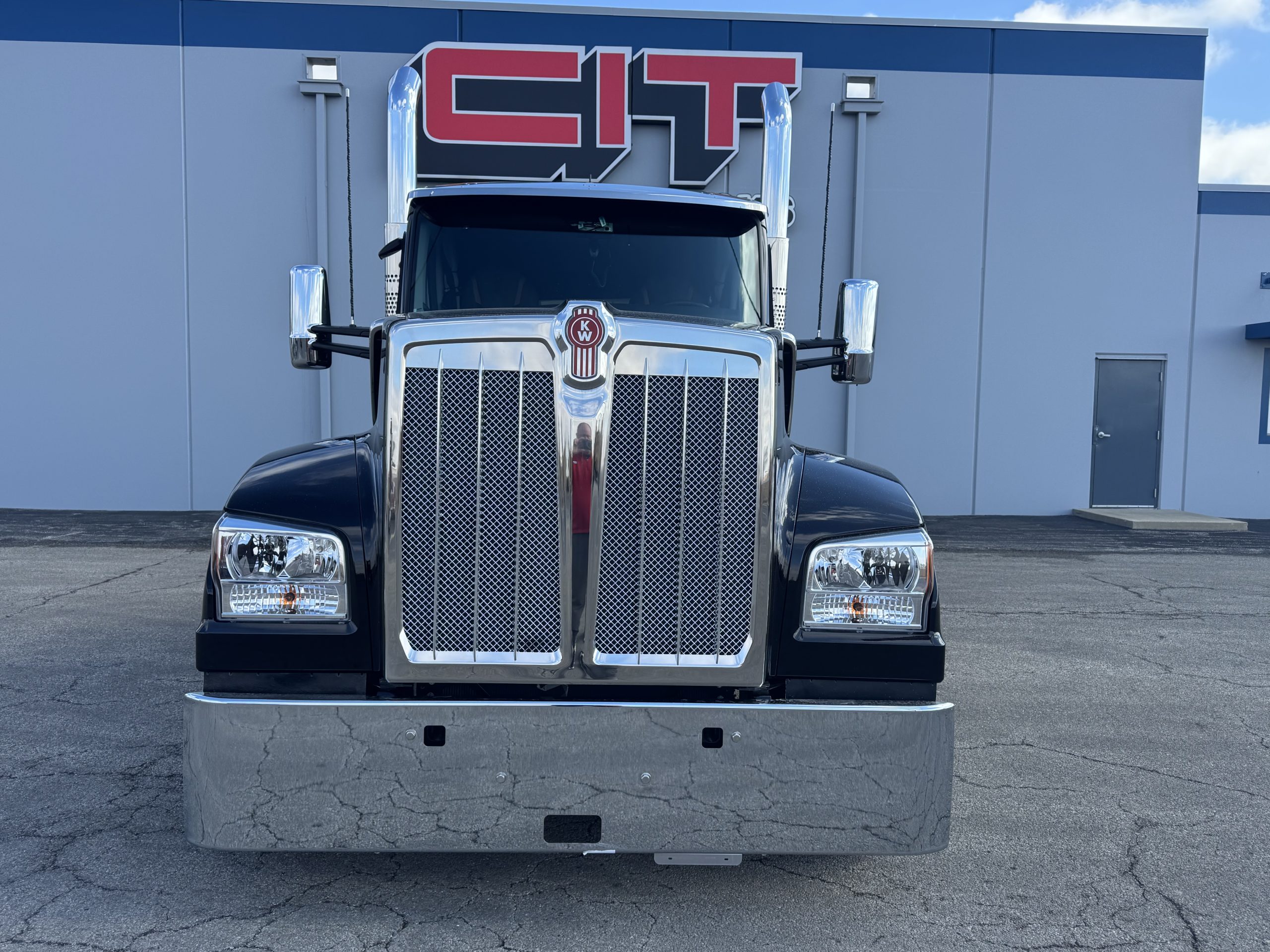 2027 Kenworth W990 - image 2