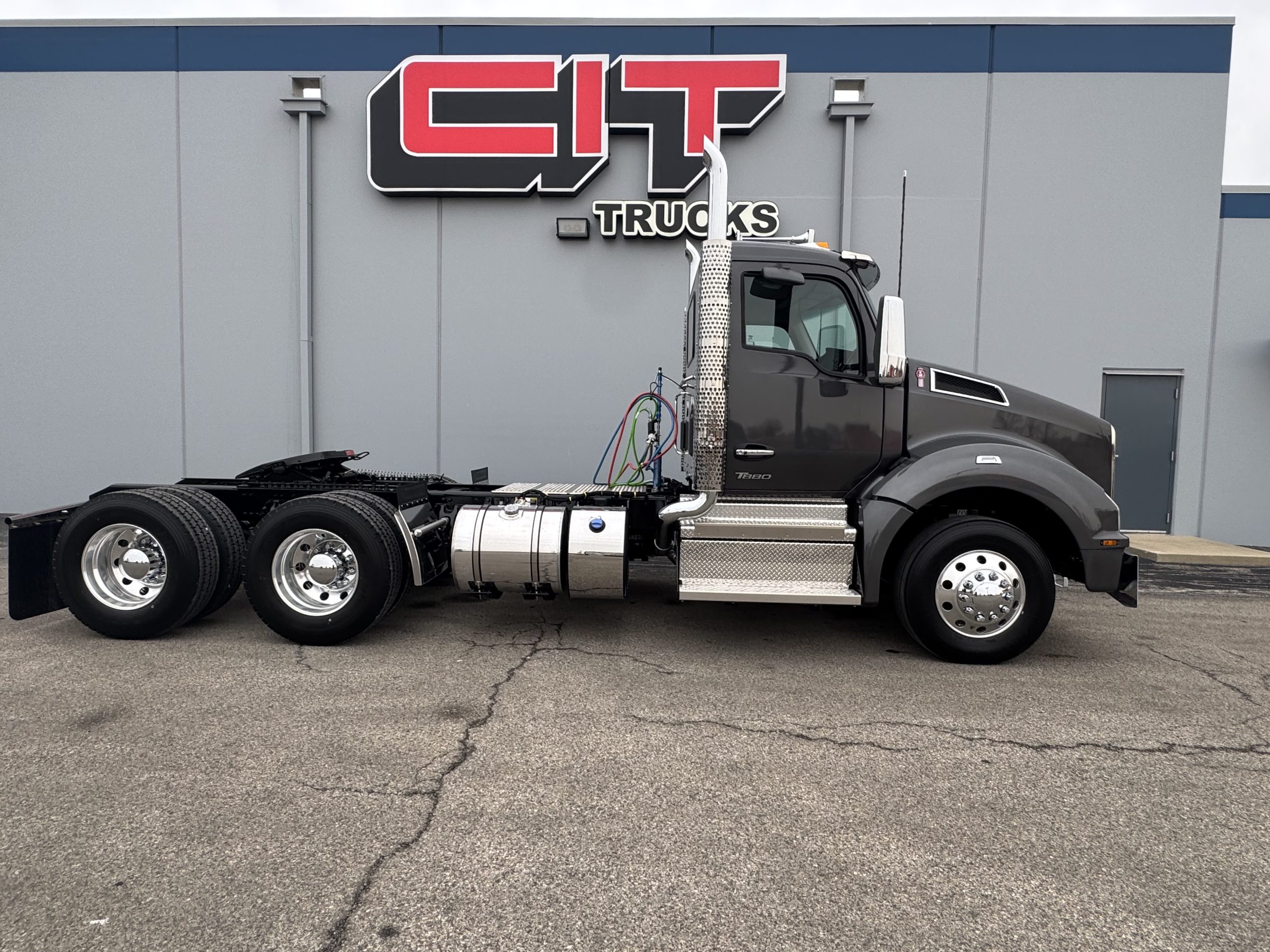 2027 Kenworth T880 - image 4