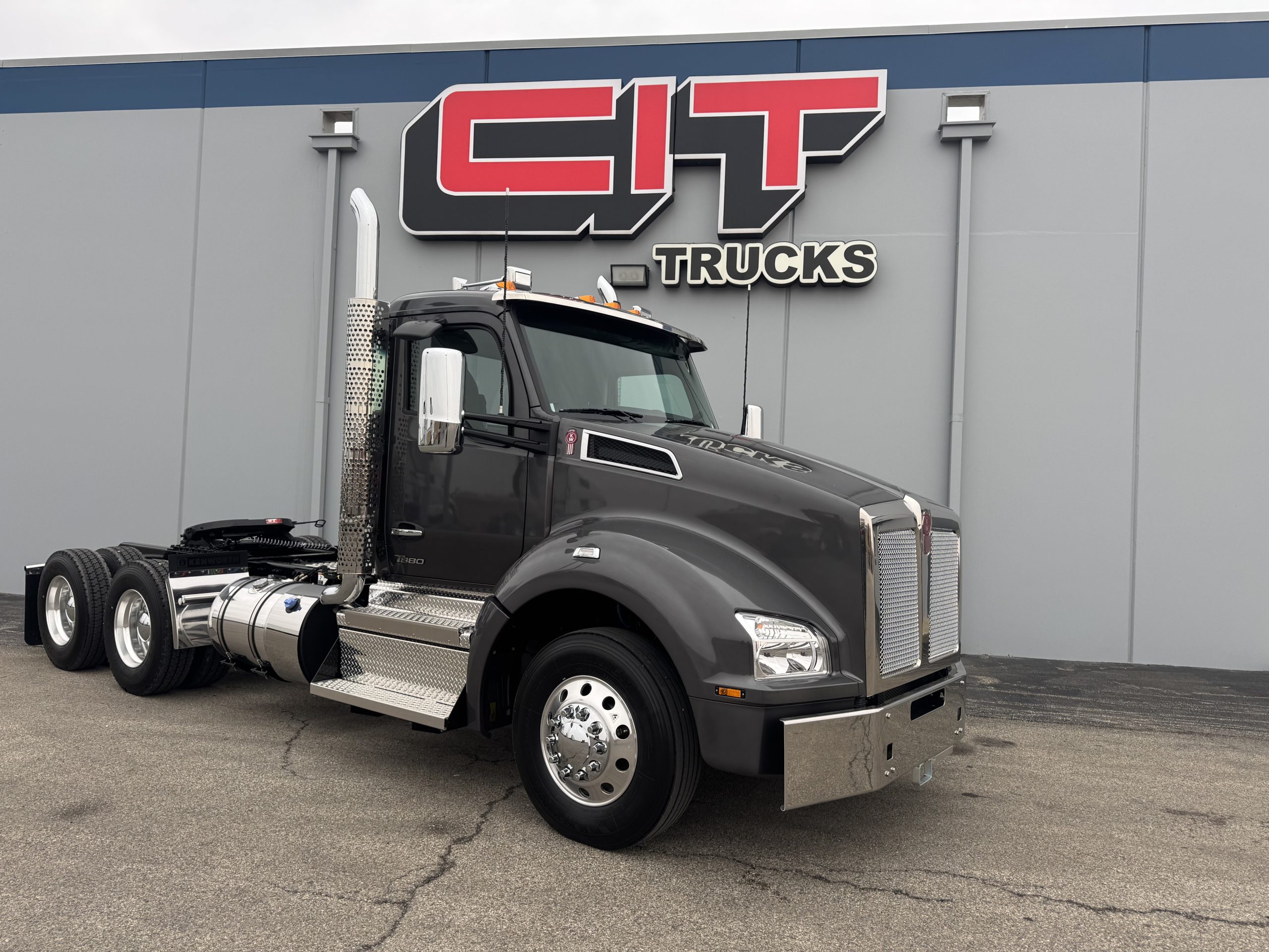 2027 Kenworth T880 - image 3