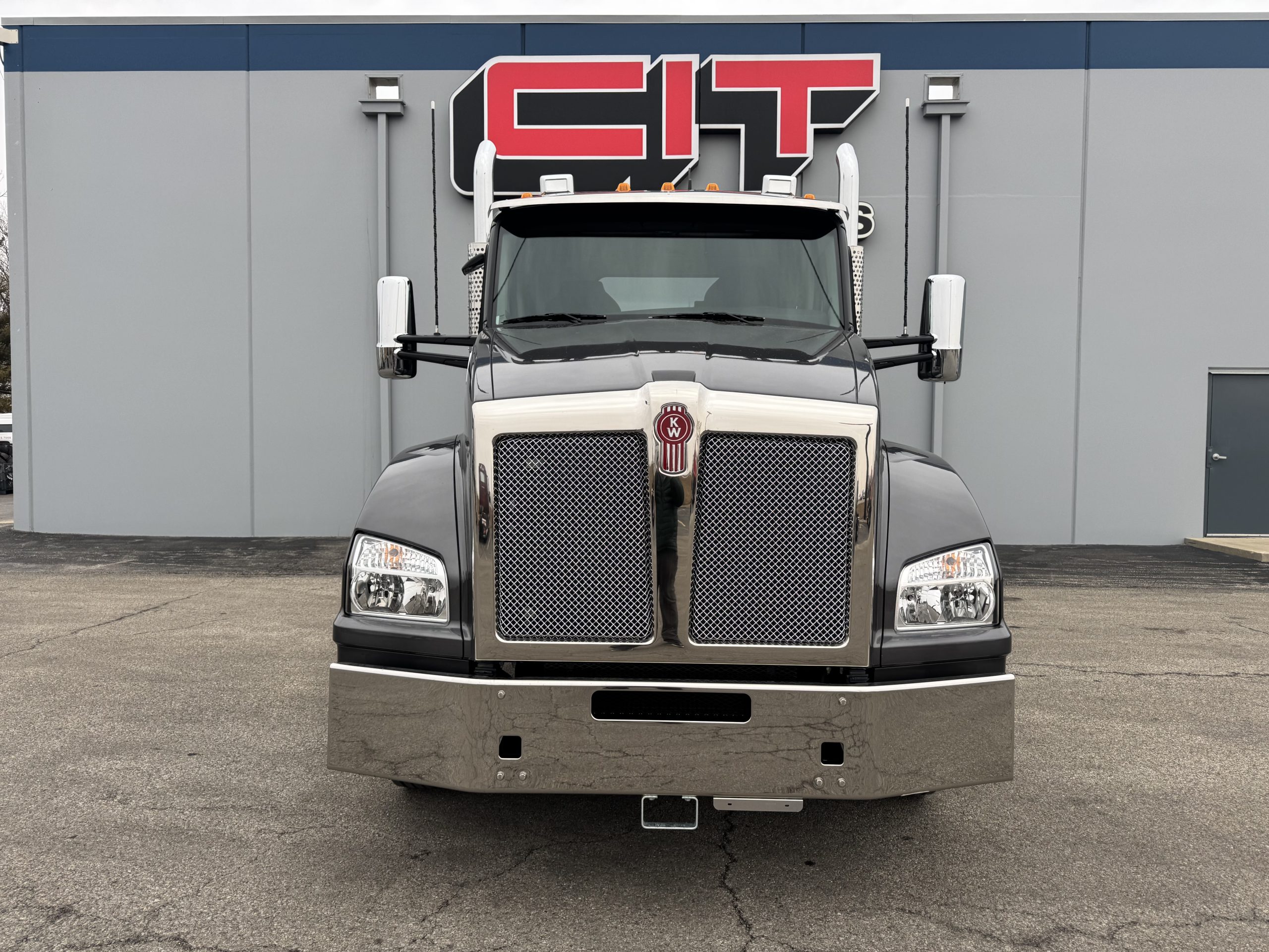 2027 Kenworth T880 - image 2