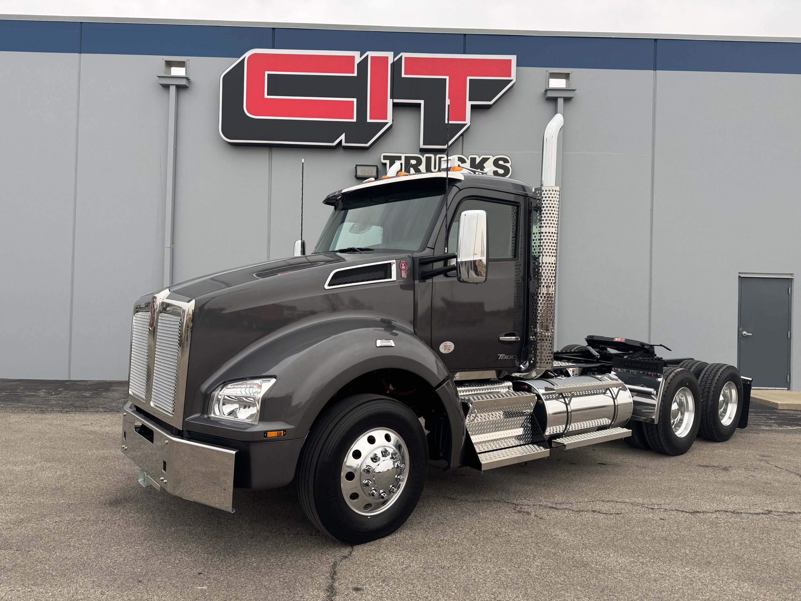 NEW 2027 KENWORTH T880 - image 1 of 6