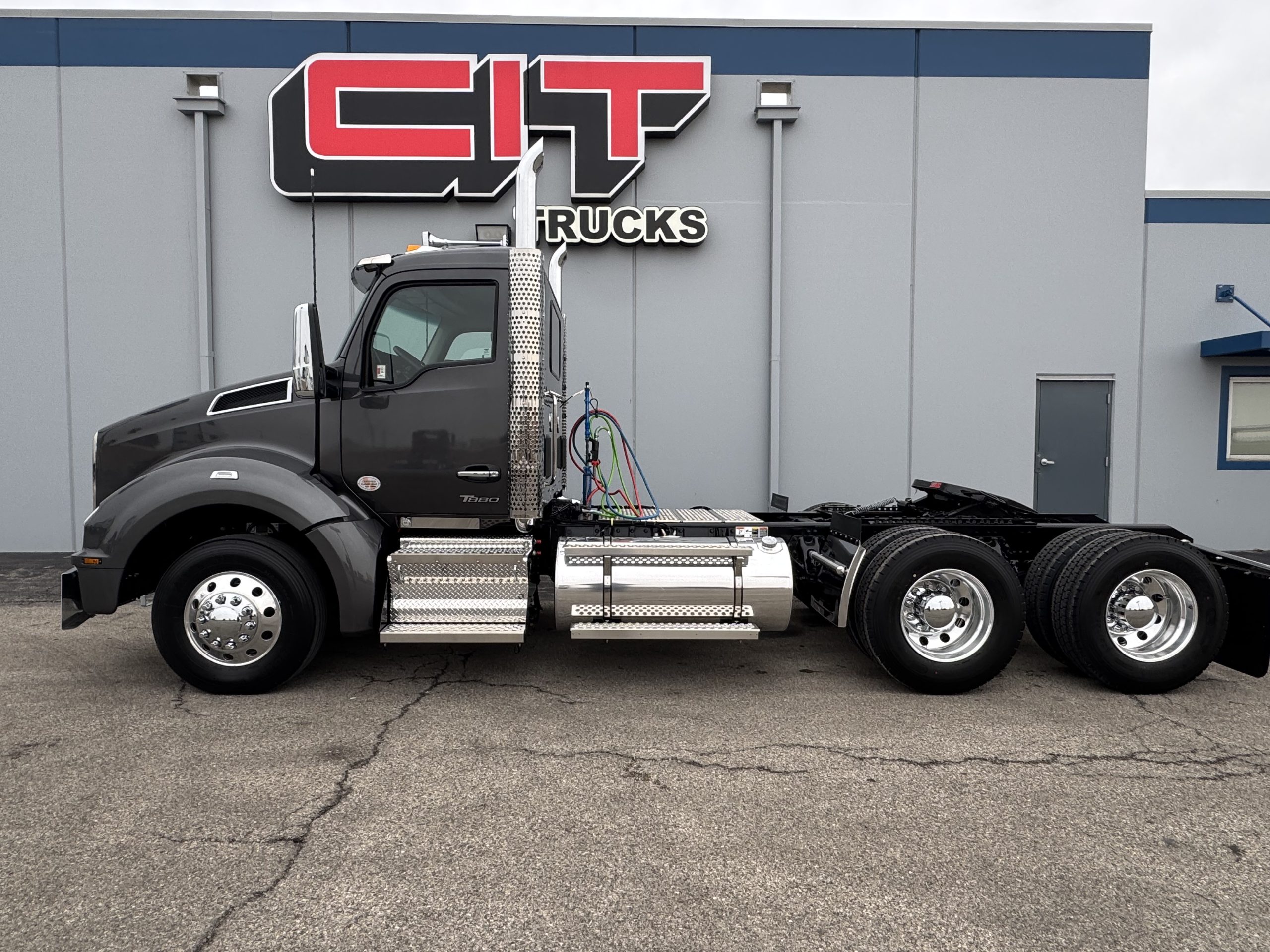 2027 Kenworth T880 - image 6
