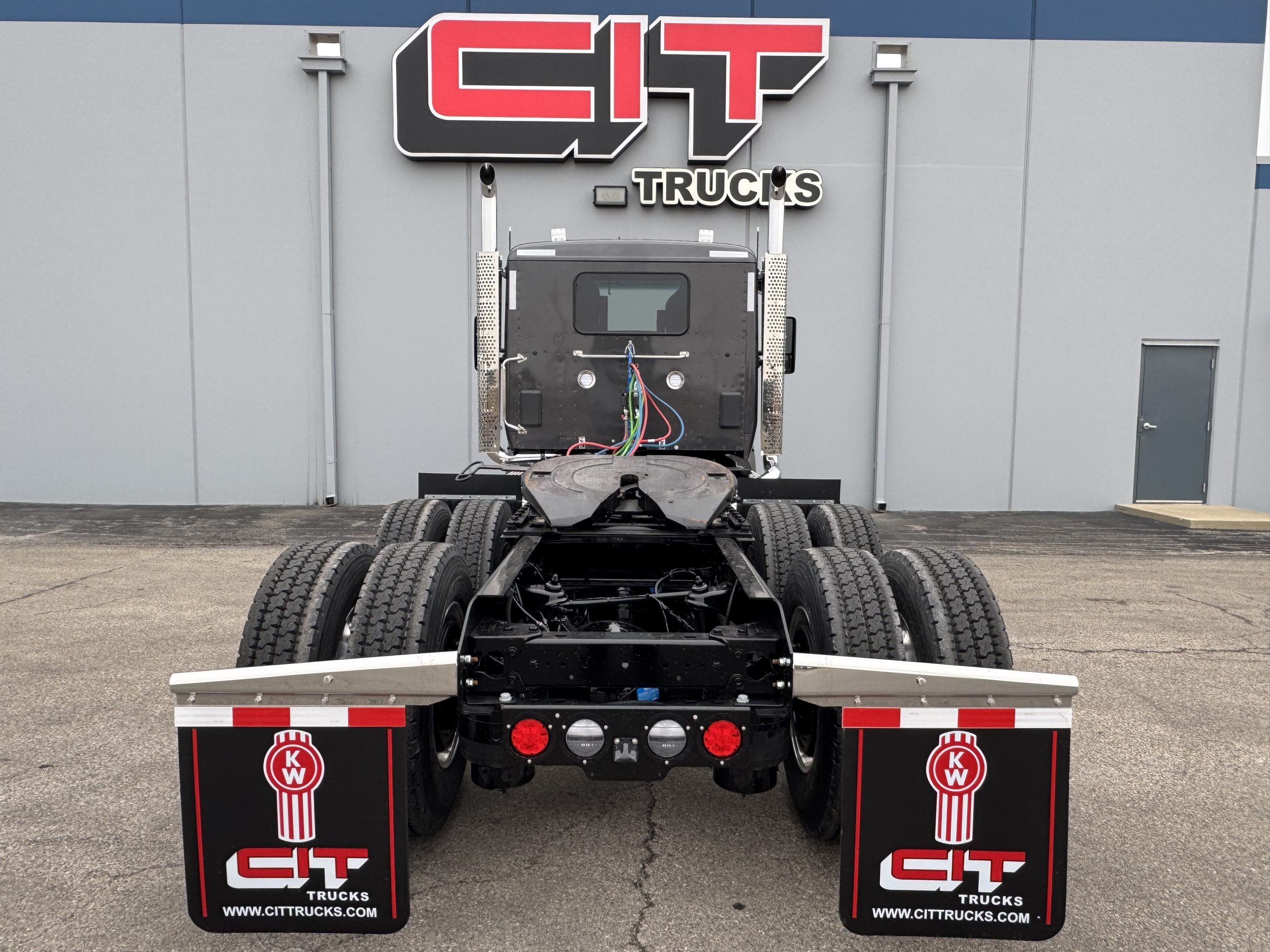 2027 Kenworth T880 - image 5