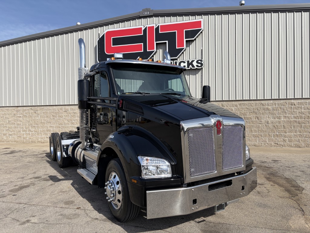 2027 Kenworth T880 - image 3