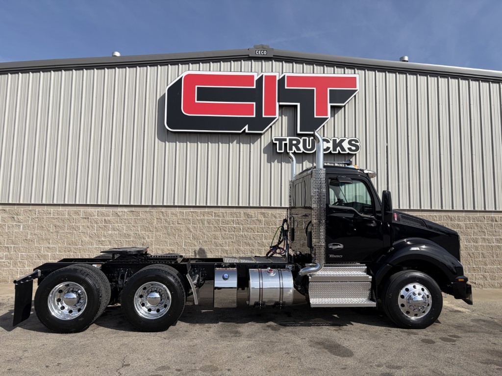 2027 Kenworth T880 - image 4