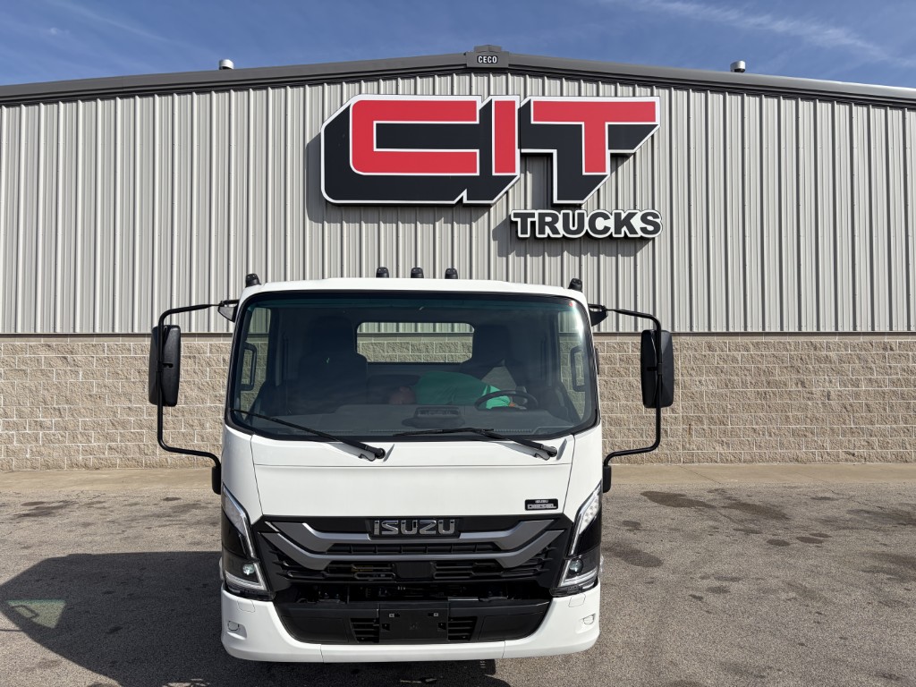 2025 Isuzu - image 2