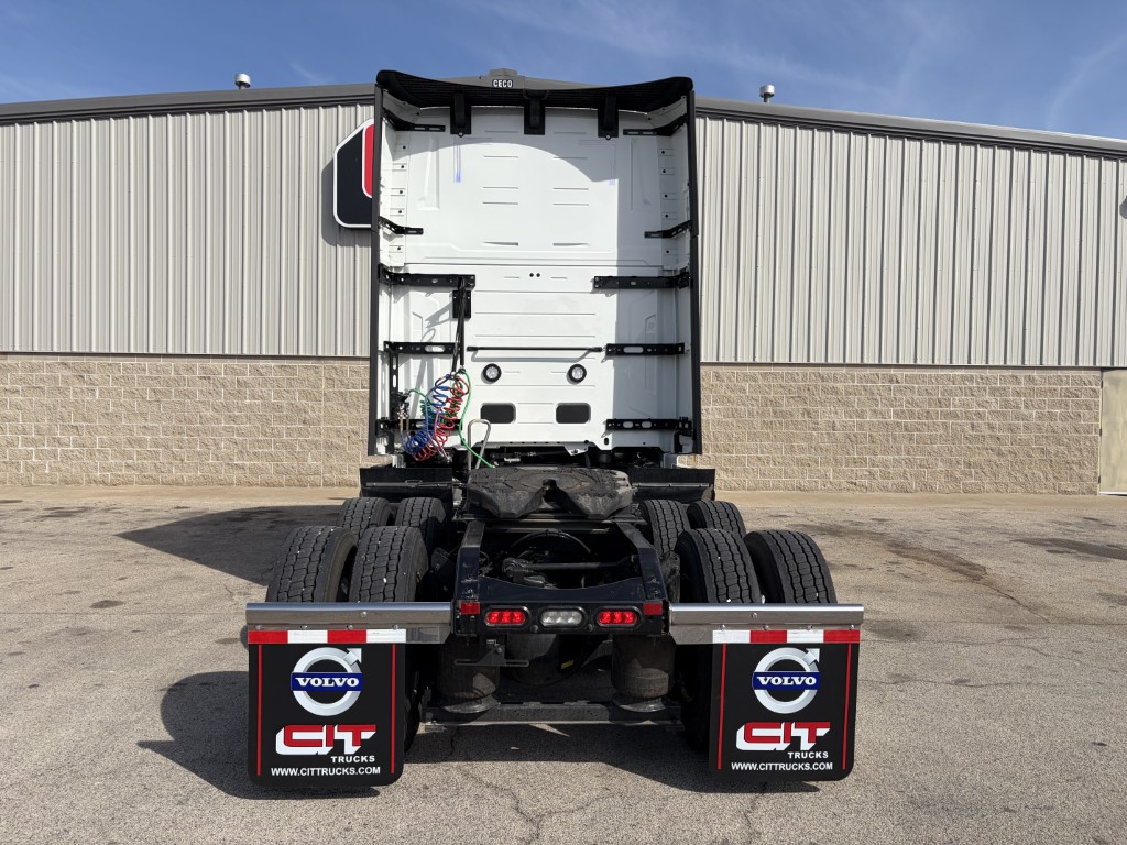 2027 Volvo VNL 860 - image 5