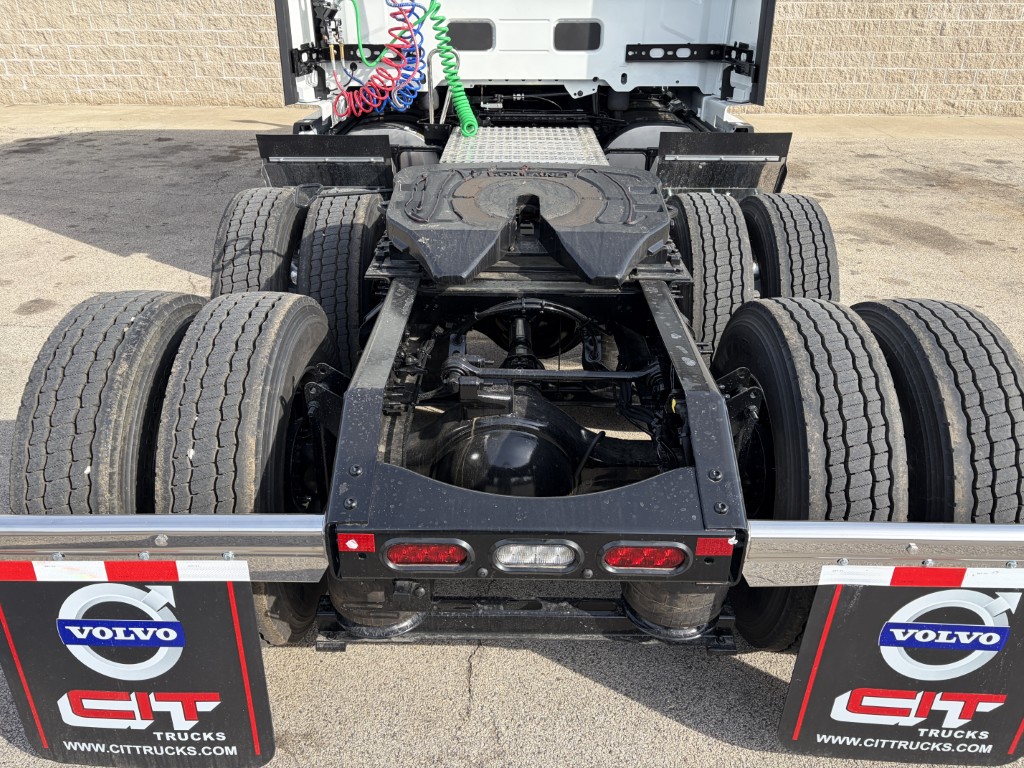 2027 Volvo VNL 860 - image 6