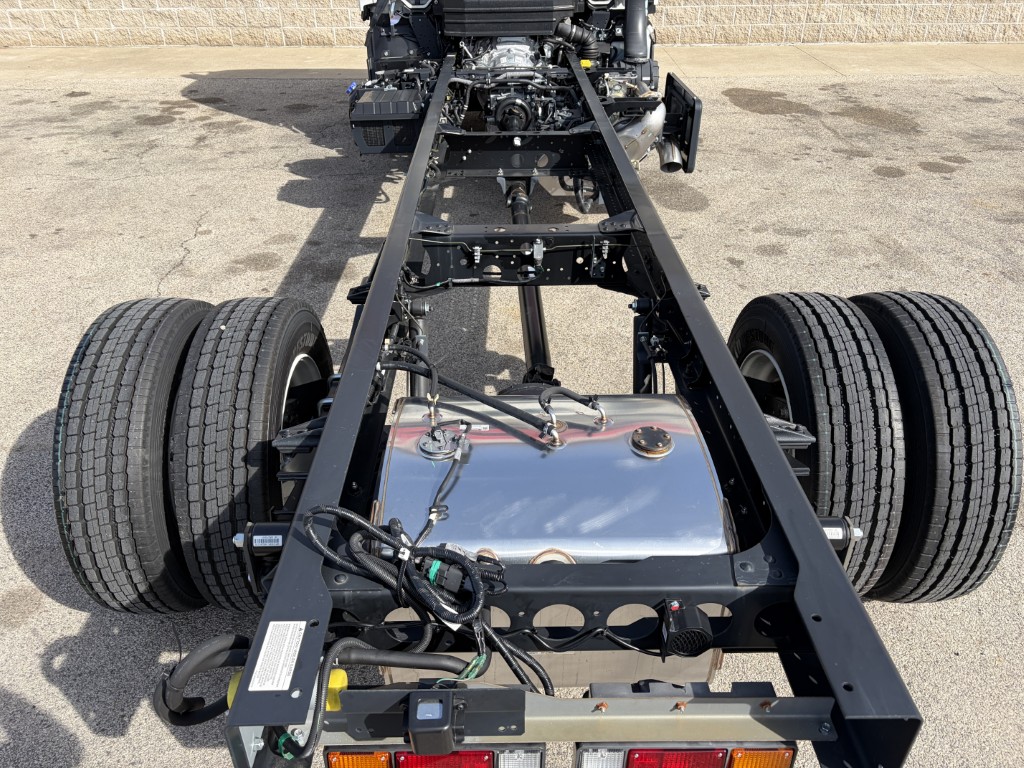 2025 Isuzu - image 6