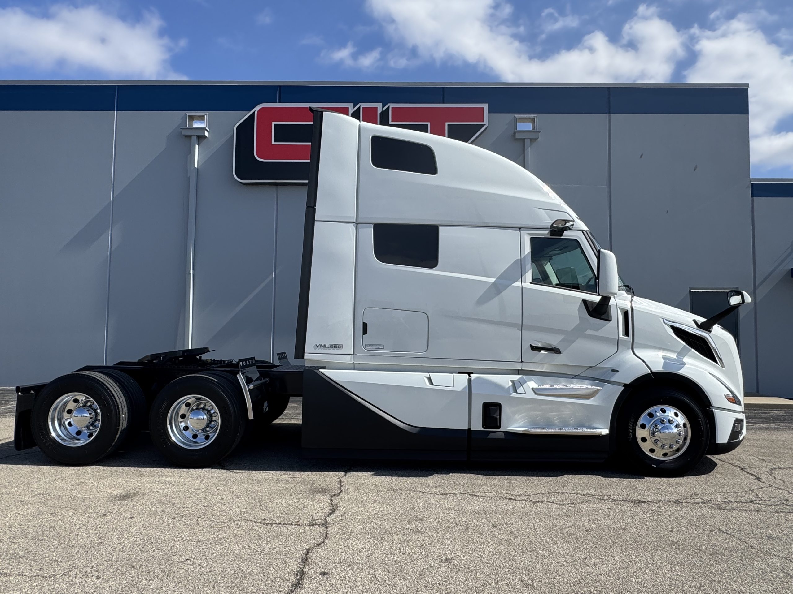 2027 Volvo VNL 860 - image 4