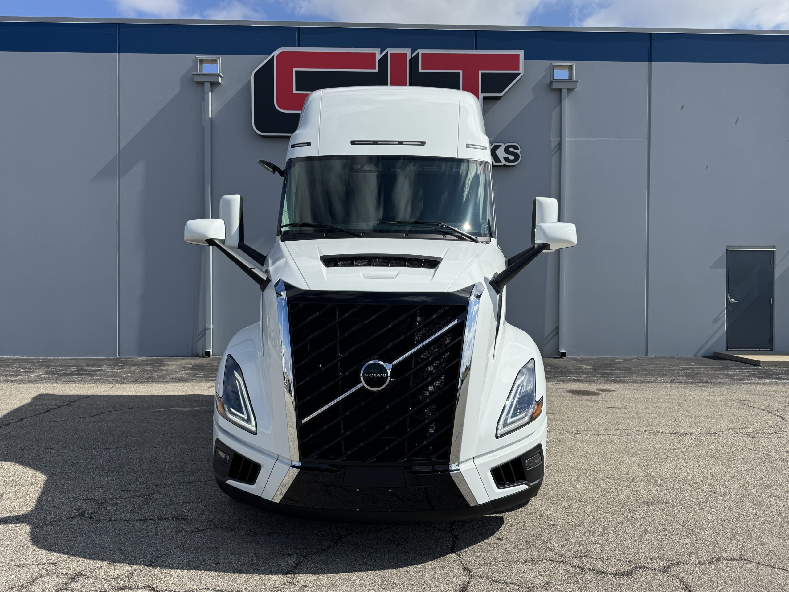 2027 Volvo VNL 860 - image 2