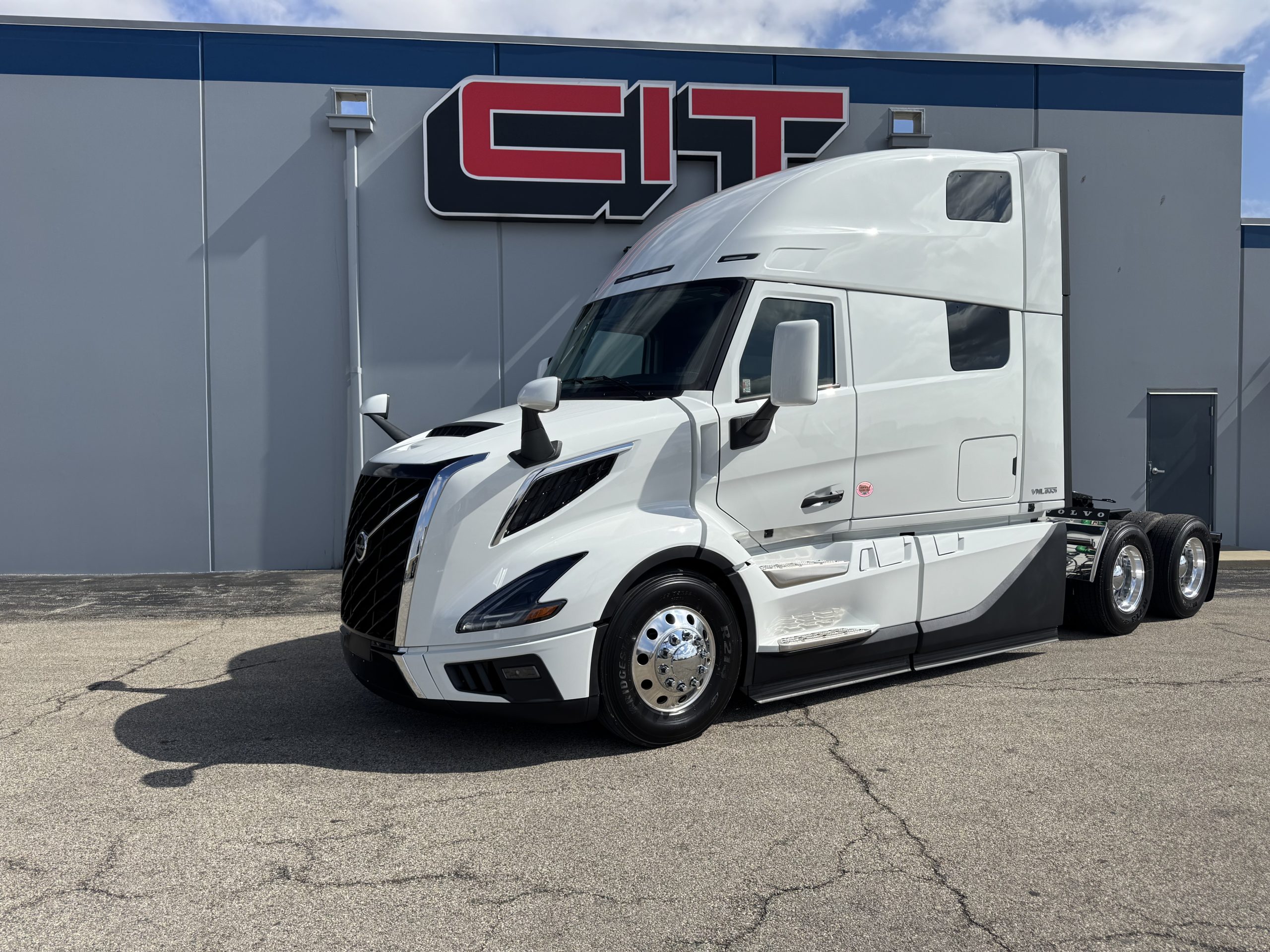 2027 Volvo VNL 860 - image 1