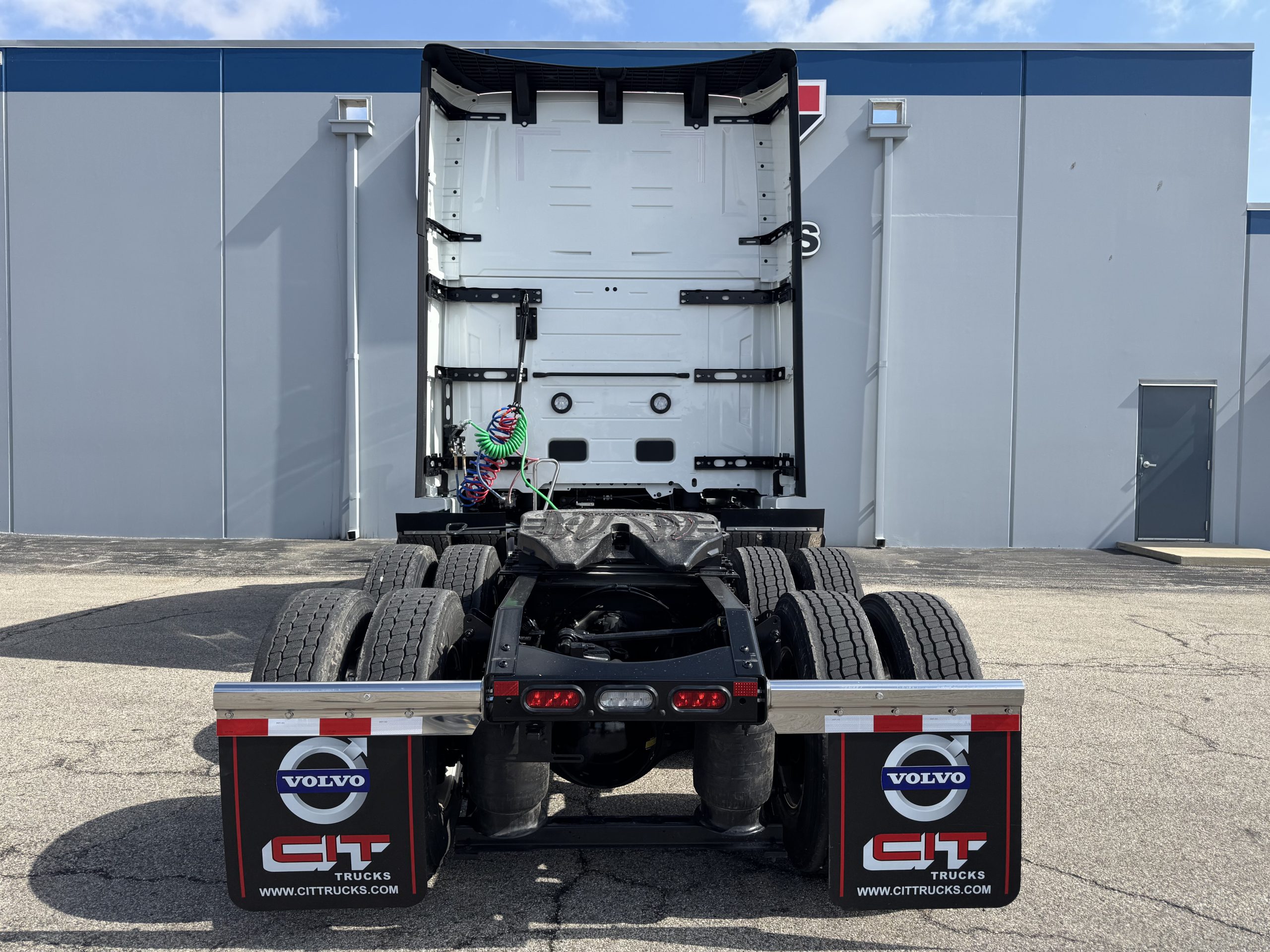 2027 VOLVO VNL860 2027 VOLVO VNL860 - image 5 of 6