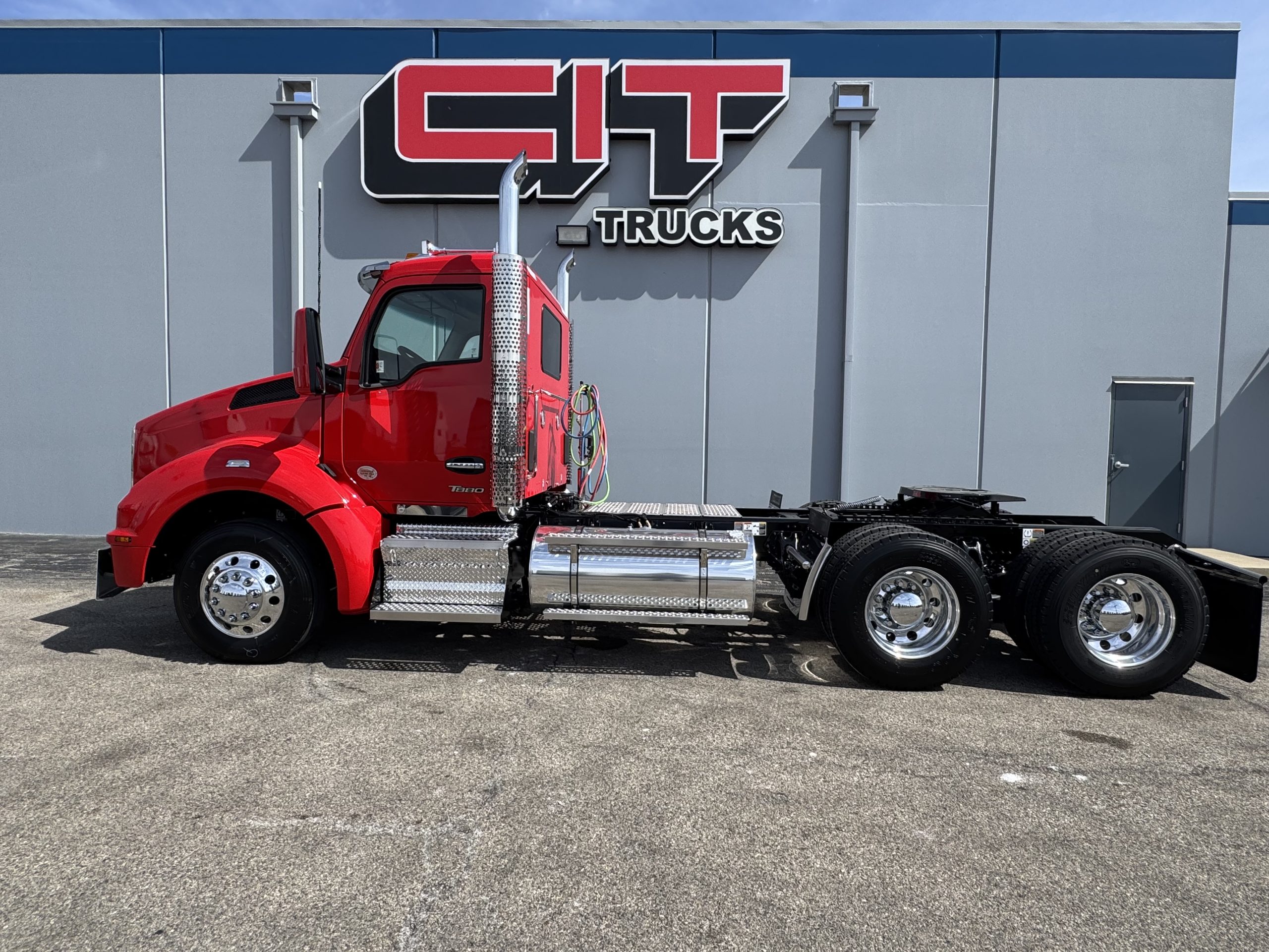 2027 Kenworth T880 - image 6