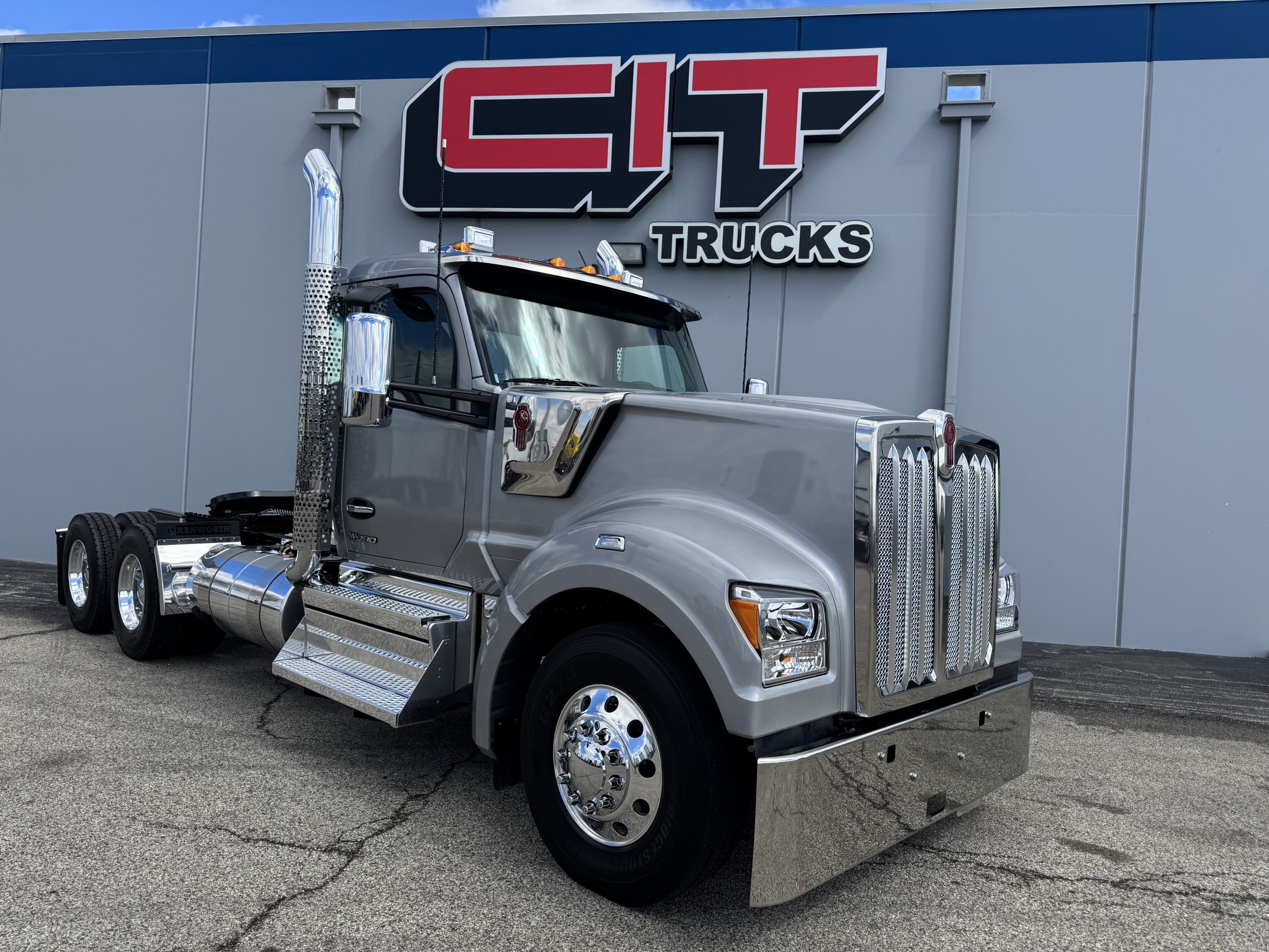 2027 Kenworth W990 - image 3